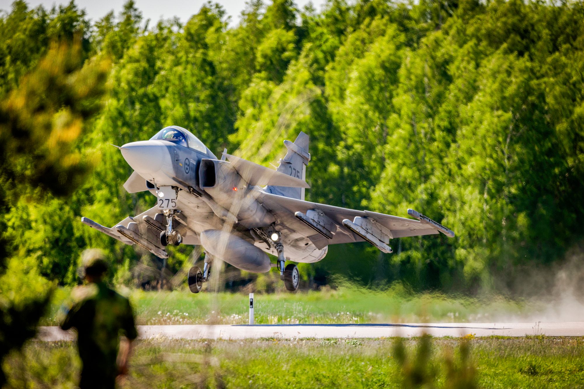 Et Saab 39 Gripen C kampfly tar av fra en landevei i 2024. Ukrainas viseforsvarsminister sier til BBC at de «forventer» å motta slike fra Sverige.