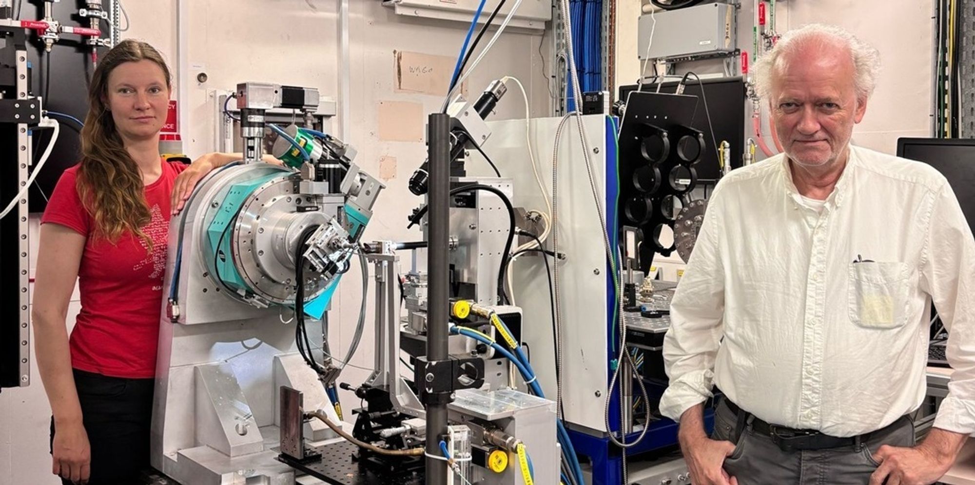 Barbara Pacáková og Jon Otto Fossum er del av en internasjonal forskergruppe som har kommet frem til svært så interessante resultater. De kan hjelpe oss på veien til ny teknologi. Her fra SNBL-ESRF Grenoble France.