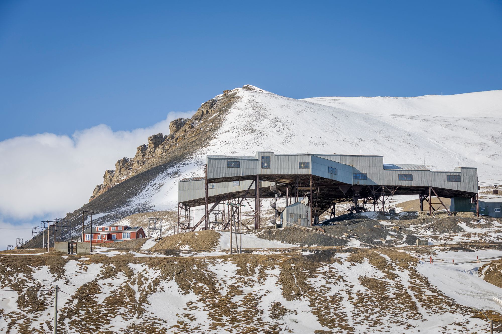 Utsikt fra taubanesentralen mot taubane 1, som kom fra gruvene 1a og 1b lenger sør ved Sverdrupbyen. Gruve 1 («Amerikanergruva») åpnet i 1906 og var den første gruva ved Longyearbyen.