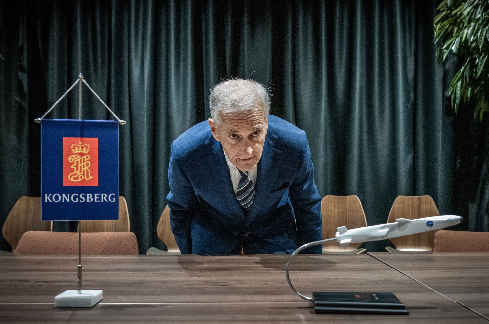 Statsminister Jonas Gahr Støre mener Kongsberg-Gruppen er svært viktig for både Norge og Nato. Ordføreren i Kongsberg vil ha en statlig industripakke for å legge til rette for økt ekspansjon. Støre besøkte Kongsberg Defence & Aerospace tirsdag denne uka.