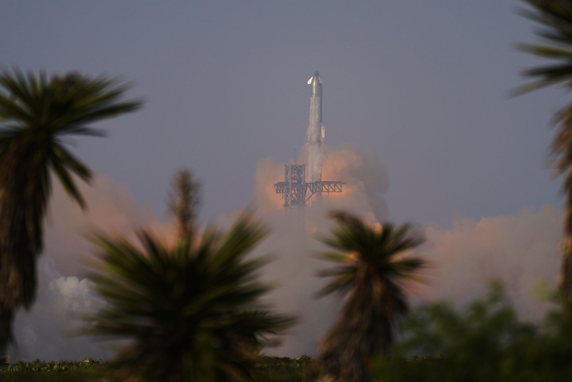 SpaceX' gigantrakett Starship ble tirsdag kveld skutt opp fra Texas. Etter en halvtimes tid begynte raketten å spinne ukontrollert.