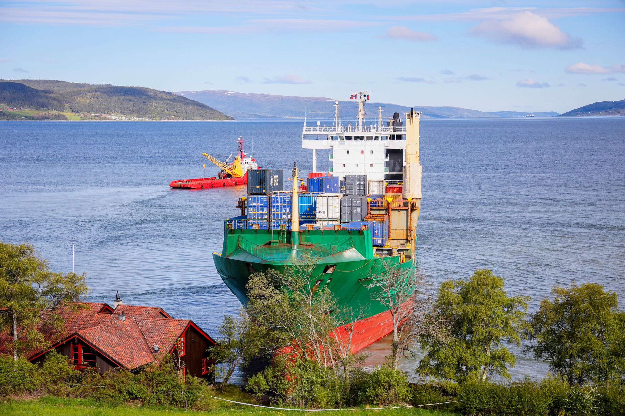 Det 135 meter lange konteinerskipet NCL Salten gikk på grunn i Trondheimsfjorden utenfor Byneset i forrige uke. Det havnet delvis på land ved en bolig.