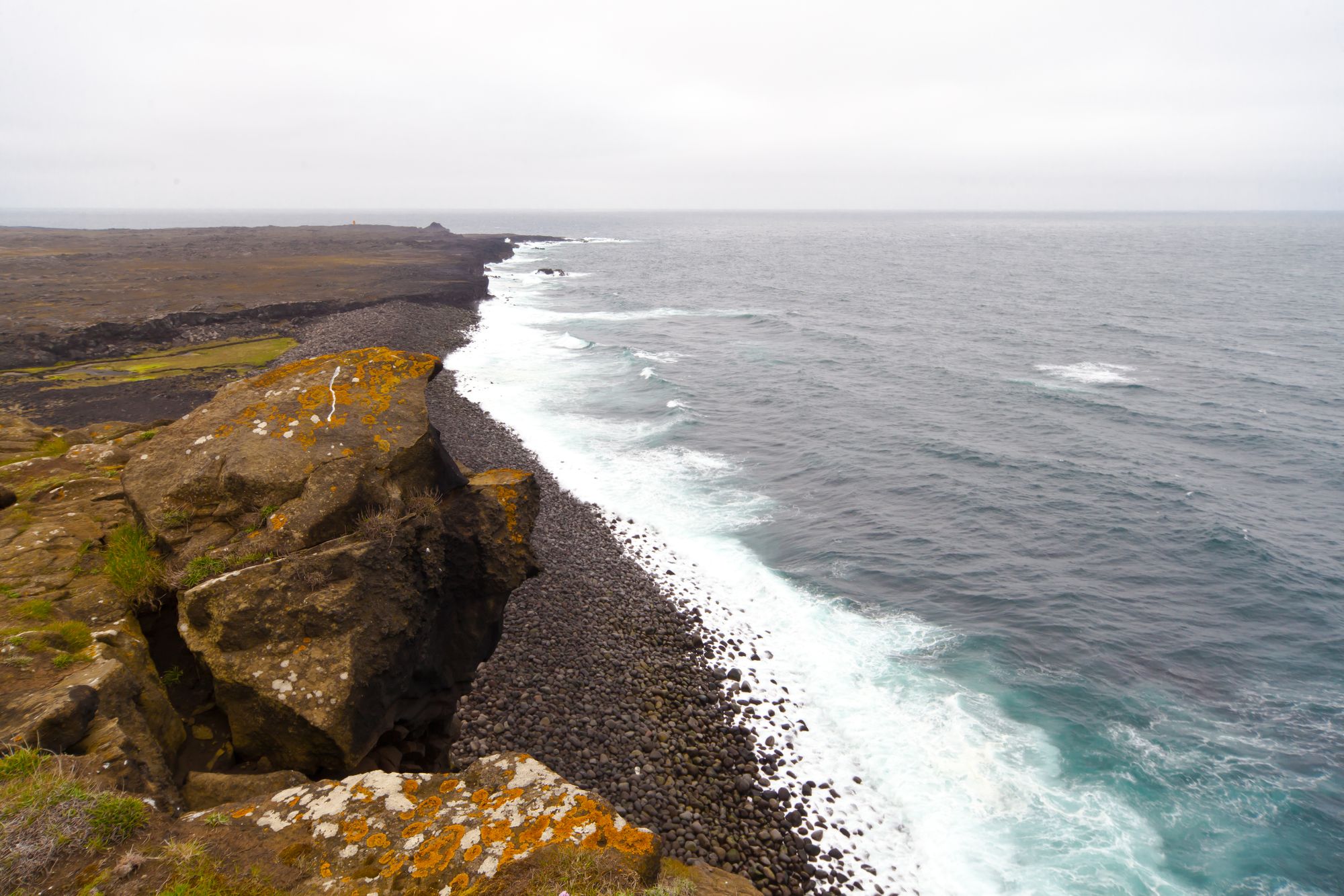 Forskerne hentet miljøprøver fra kysten av Norge og Island. Bildet er fra Reykjaneshalvøya på Island, som har et kystområde preget av svarte vulkanske steiner og svovelgule mineralavleiringer.