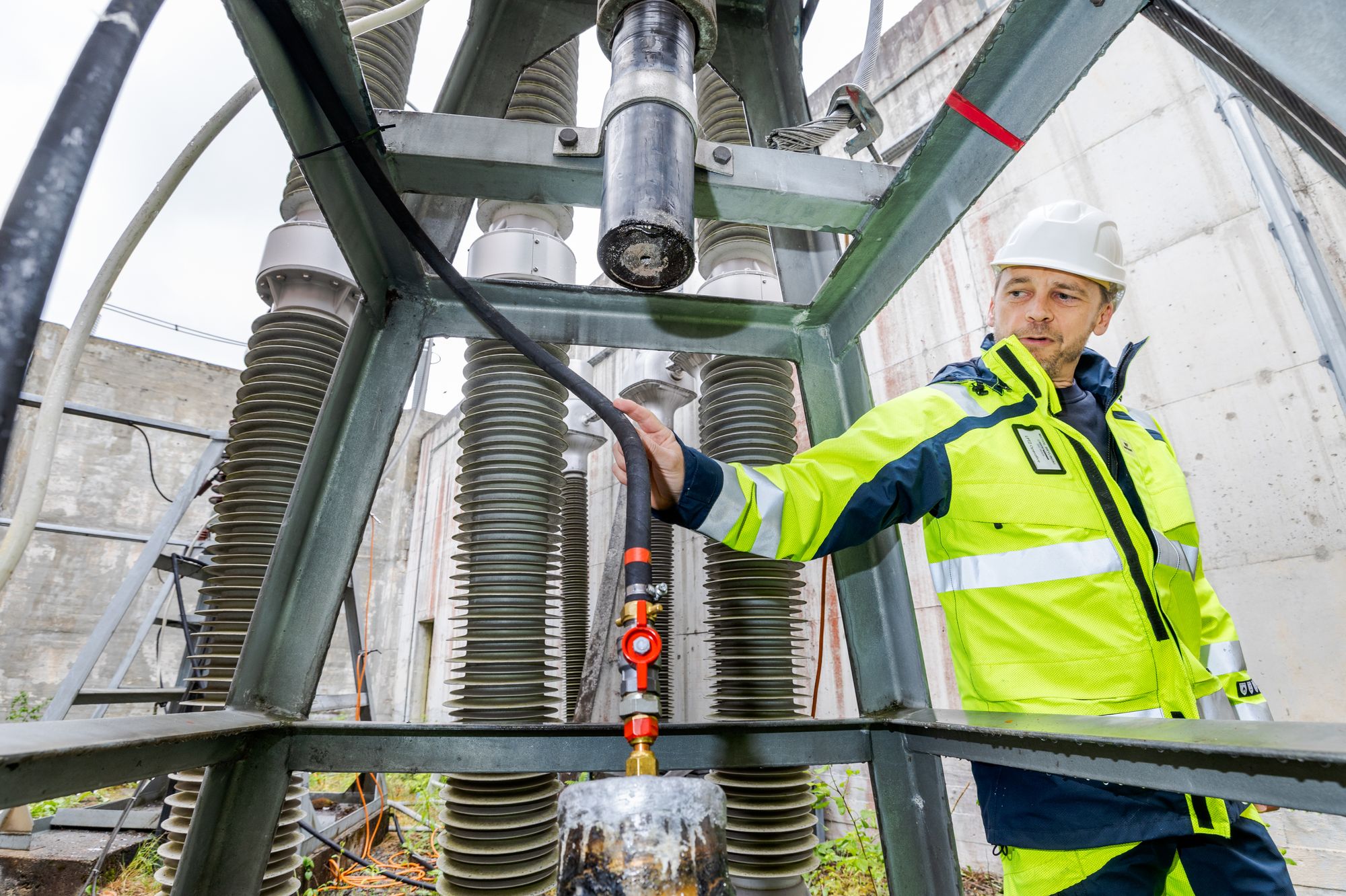 OSLO 20250527
Selskapet Bionrec bruker bakterier for å rense ut olje fra gamle strømkabler i Oslo. Her er vi på Statnett sitt anlegg på Sognsvann.
Lars Bjerke i Statnett