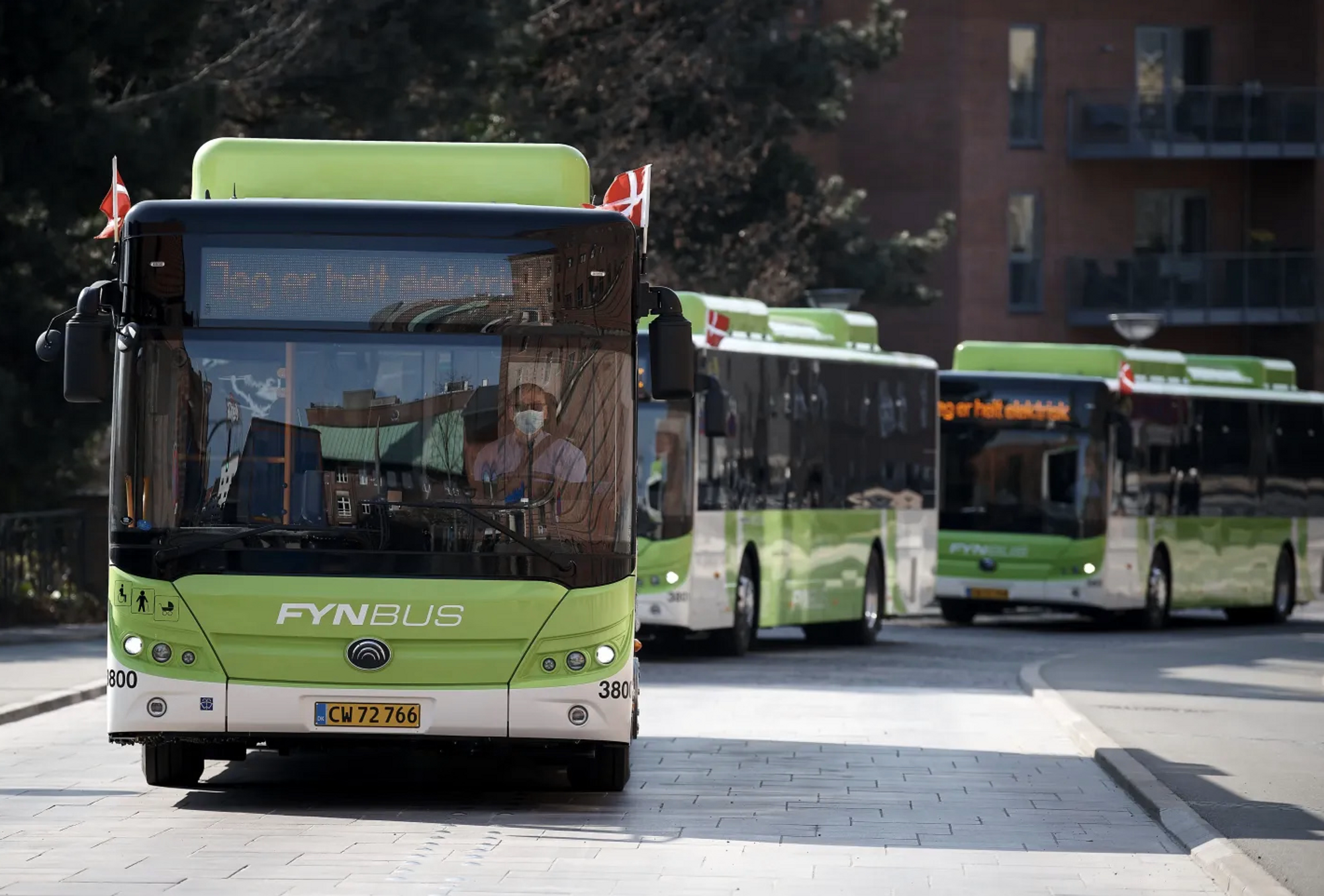 Flere og flere elbusser ruller ut på danske veier for å erstatte de gamle dieselbussene. Over halvparten av dem kommer fra kinesiske produsenter. Det gjelder også på Fyn, hvor 20 busser fra kinesiske Yutong er satt i drift.