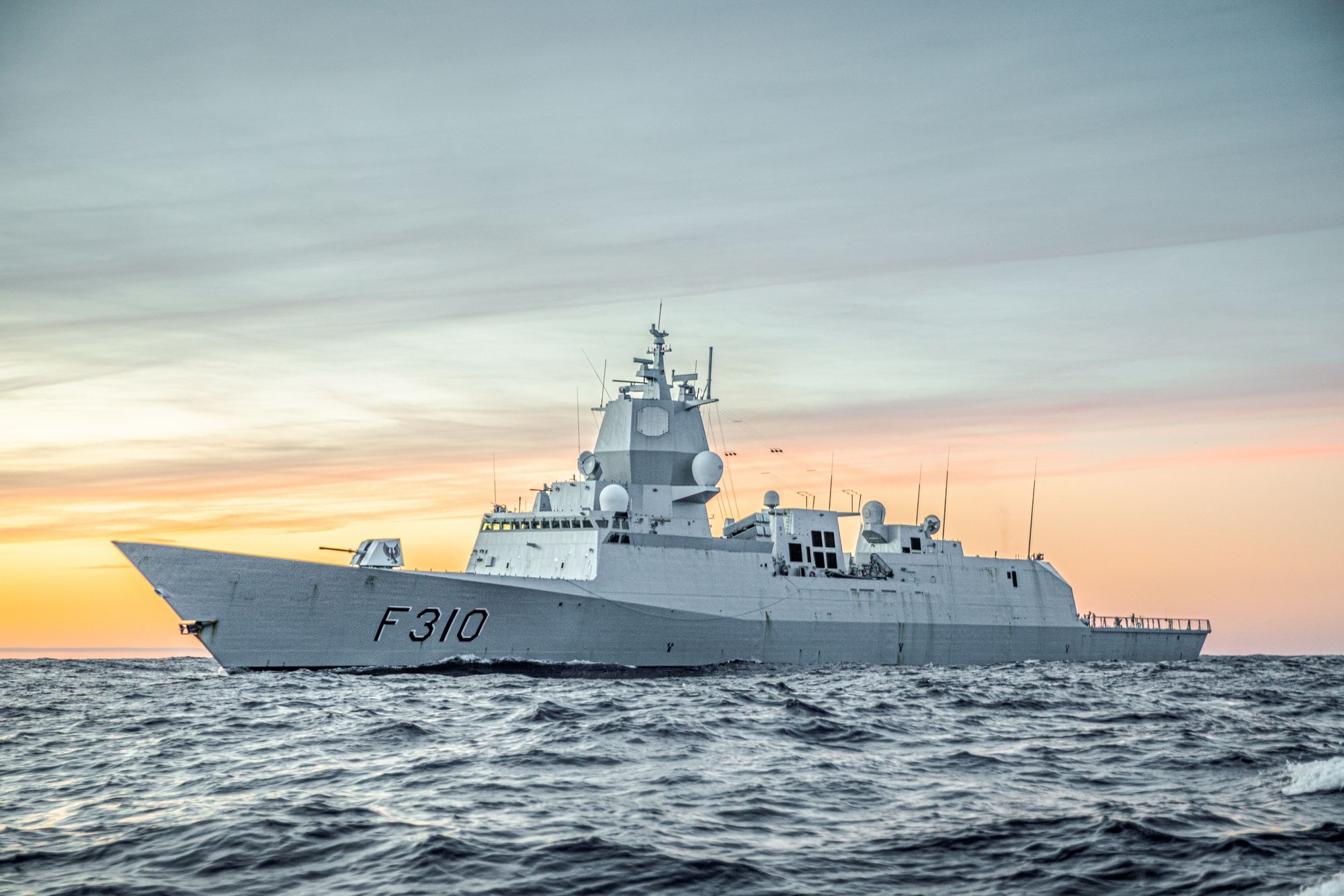 Langs norskekysten har Forsvaret et VHF-system for trygg kommunikasjon. Systemet brukes primært av Sjøforsvaret, men andre deler av Forsvaret har også tilgang, skriver NRK. Her er KNM Fridtjof Nansen i Atlanterhavet under øvelse i 2022.