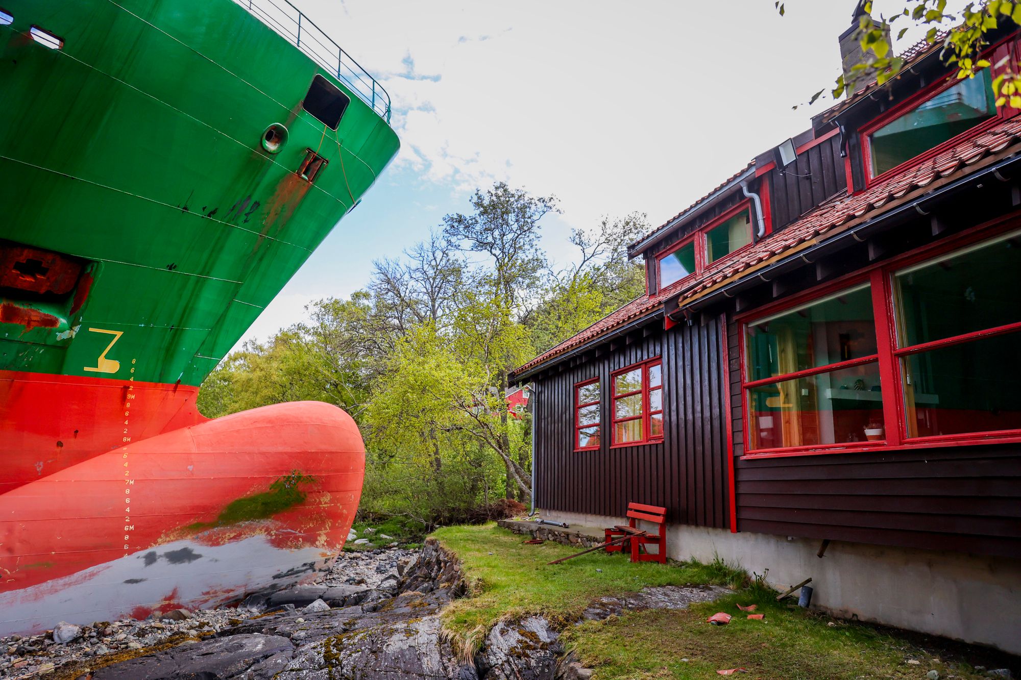 Et 135 meter langt konteinerskip gikk på grunn i Trondheimsfjorden utenfor Byneset. Det havnet på land ved en bolig.