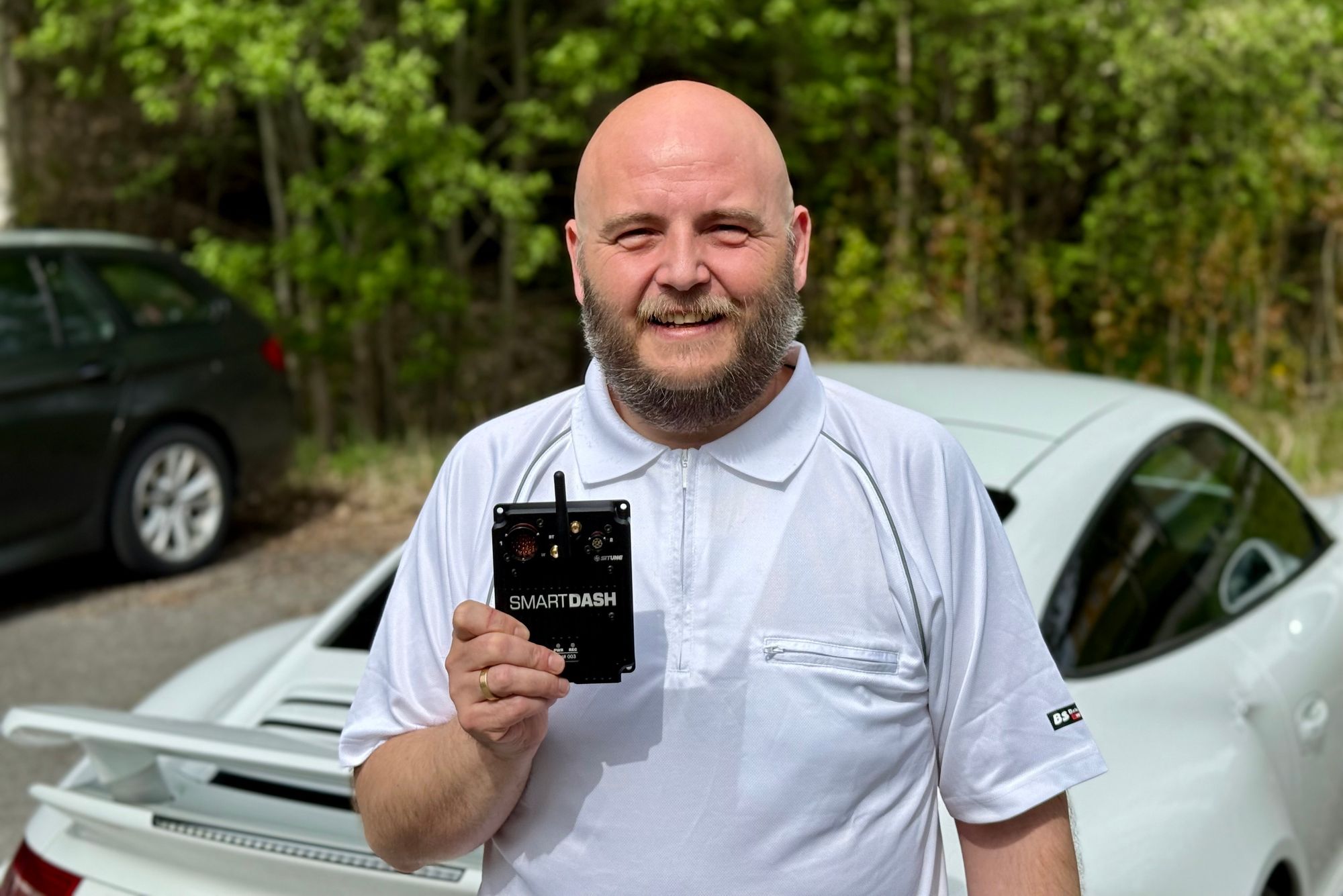 Daglig leder Ole Torvmark i Situne holder en Smart Dash – boksen som kan gjøre deg til en bedre sjåfør.