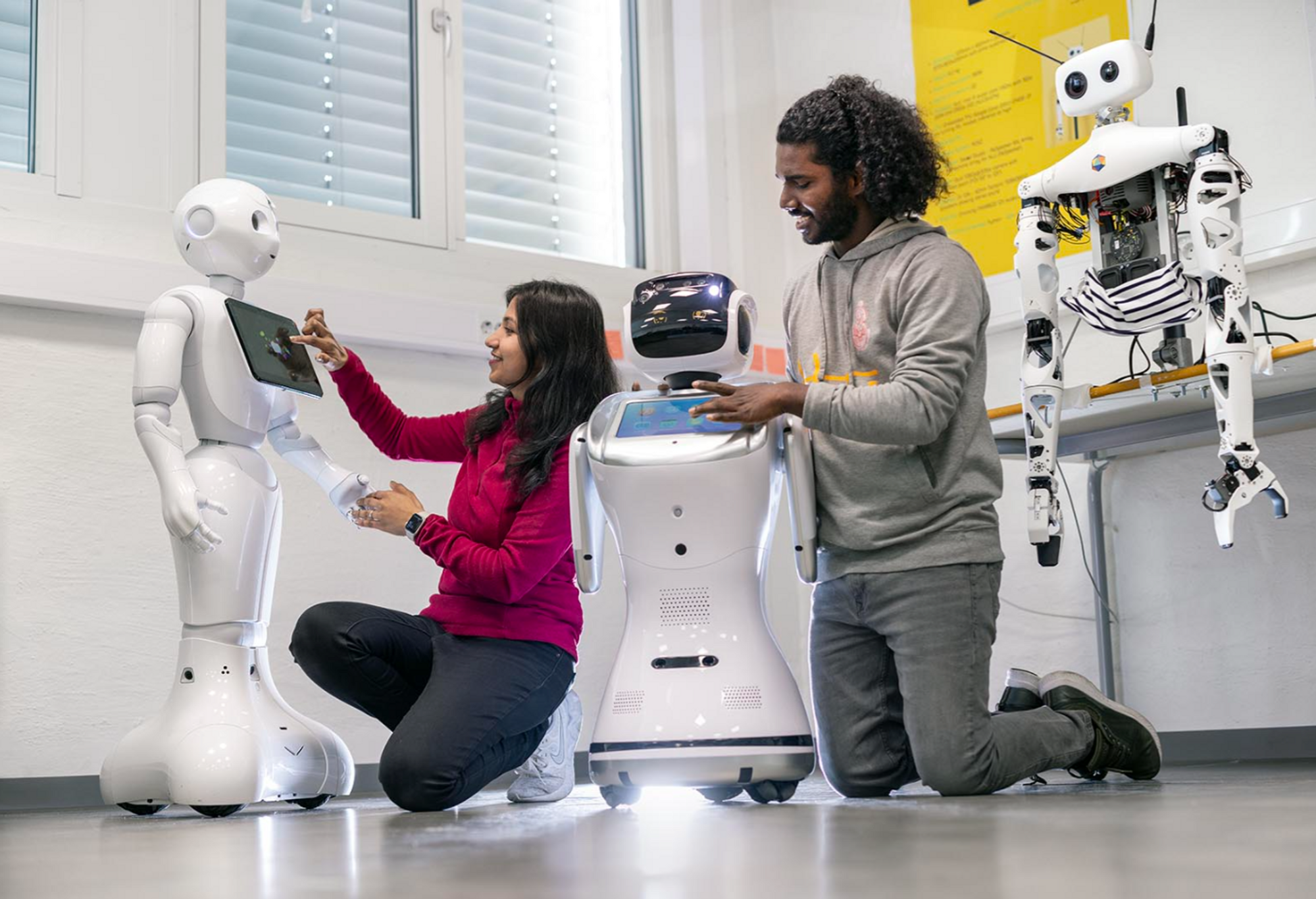 Roboten Pepper kan være et effektivt hjelpemiddel i undervisningen. Her er masterstudent Bhavana Bhuthegowda (t.v.) og doktorgradsstudent Bethany Gosala i arbeid med Pepper i Laboratorium for læringsteknologi ved Institutt for datateknologi og informatikk på NTNU i Gjøvik.