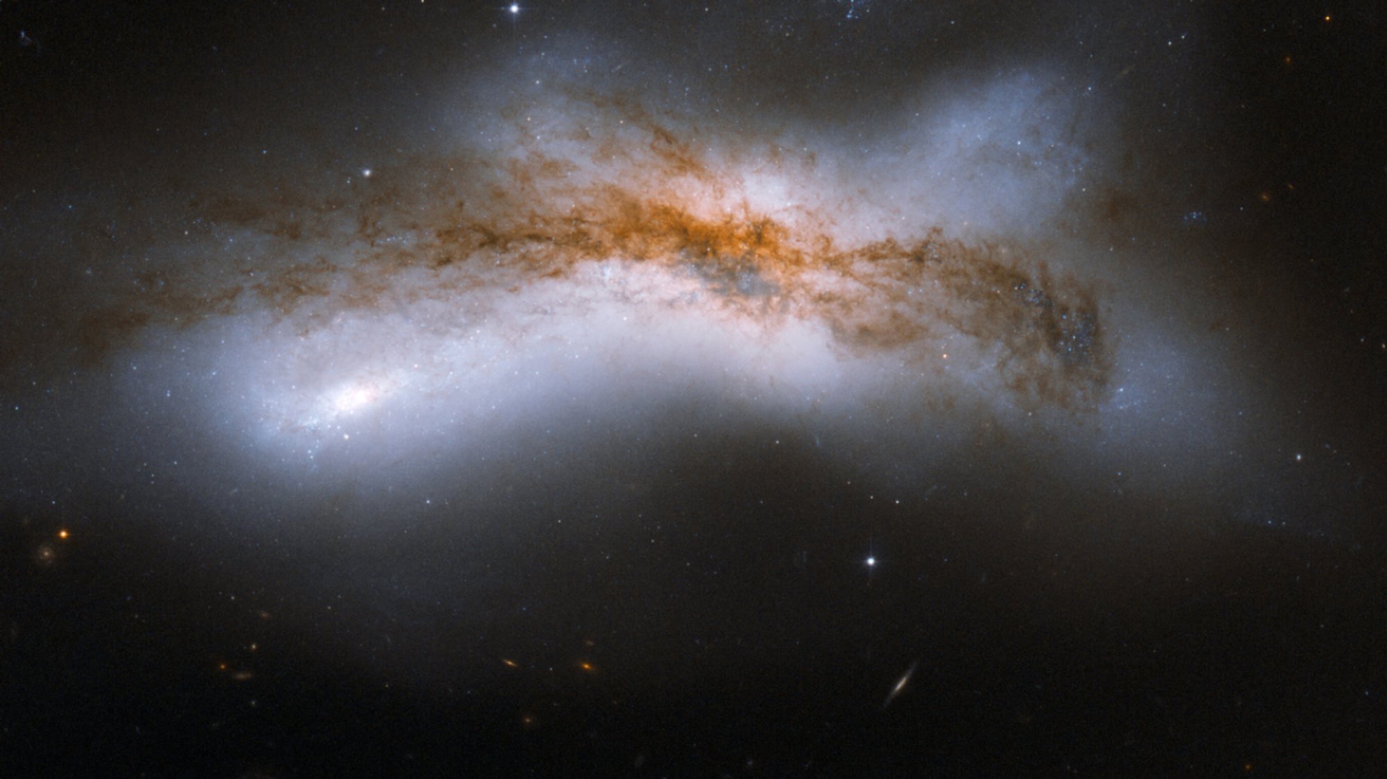 Med en rekke eksempler fra andre galakser illustrerer Esa noen av de utfallene forskernes simuleringer har resultert i. Her vises det som kalles et «kosmisk trafikkuhell», en direkte kollisjon mellom to galakser – i dette tilfellet galakseparet NGC 520, også kjent som «det flygende spøkelset».