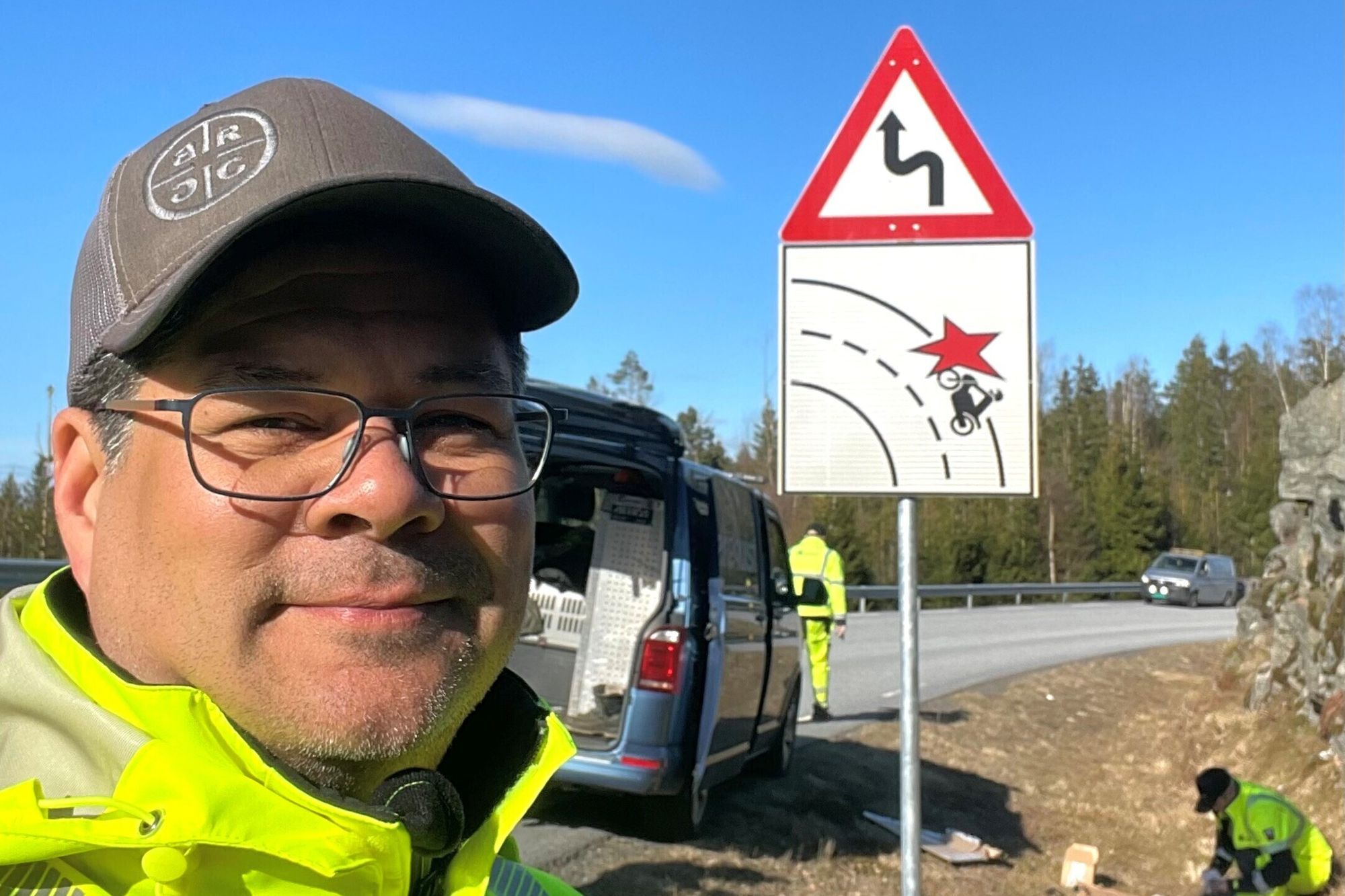 Thomas René Sirland i Østfold fylkekommune, som fikk satt opp nye farskilt for motorsyklister i Aremark før påske. En datamodell fra Statens vegvesen har vært et viktig bidrag i arbeidet.