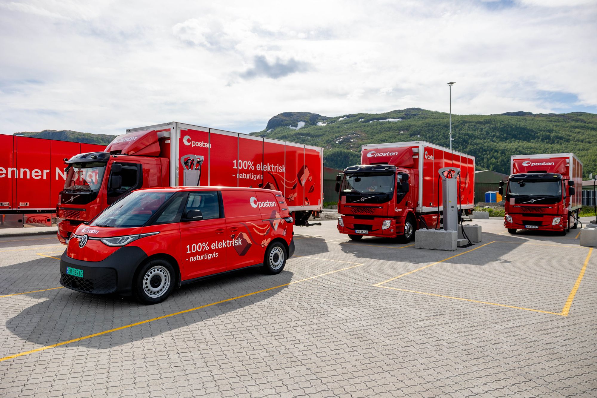 Posten åpnet i fjor en nye ladestasjon for tyngre kjøretøy i Narvik, og all transporten deres i Narvik kommune er nå elektrisk. Overgangen til elektriske biler og tungtransport er hovedårsaken til selskapets utslippskutt.