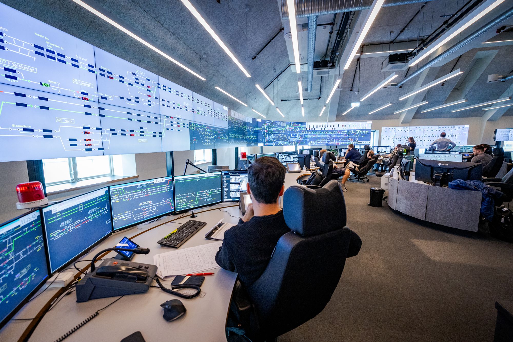 Bane Nors trafikkstyringssentral i Oslo er avhengig av spesialisert kompetanse for å overvåke og styre togtrafikken.