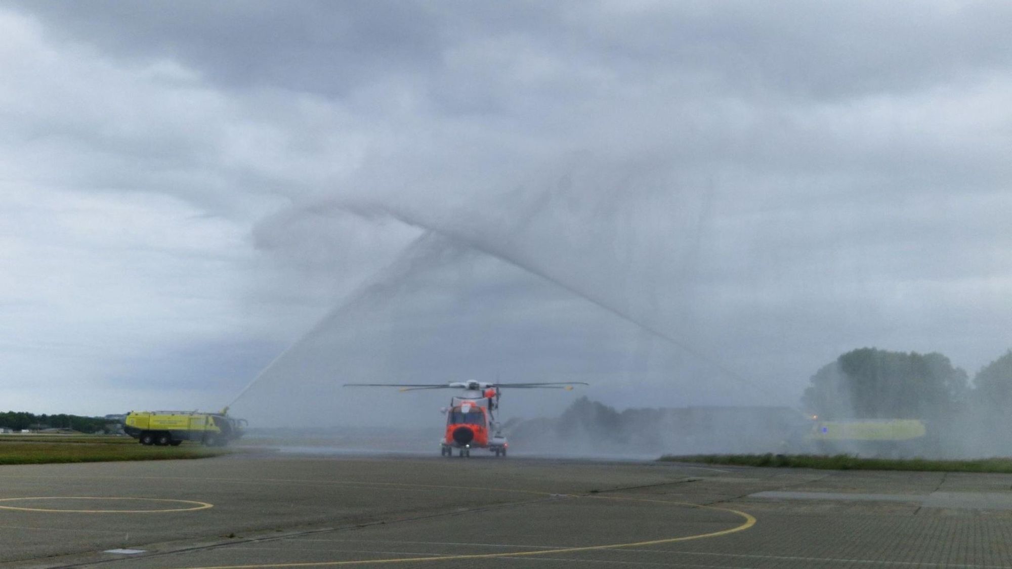 SAR Queen-helikopter NOR01, med halenummer 0262, landet på Sola i 16.30-tiden fredag 6. juni og ble møtt med vannsalutt.