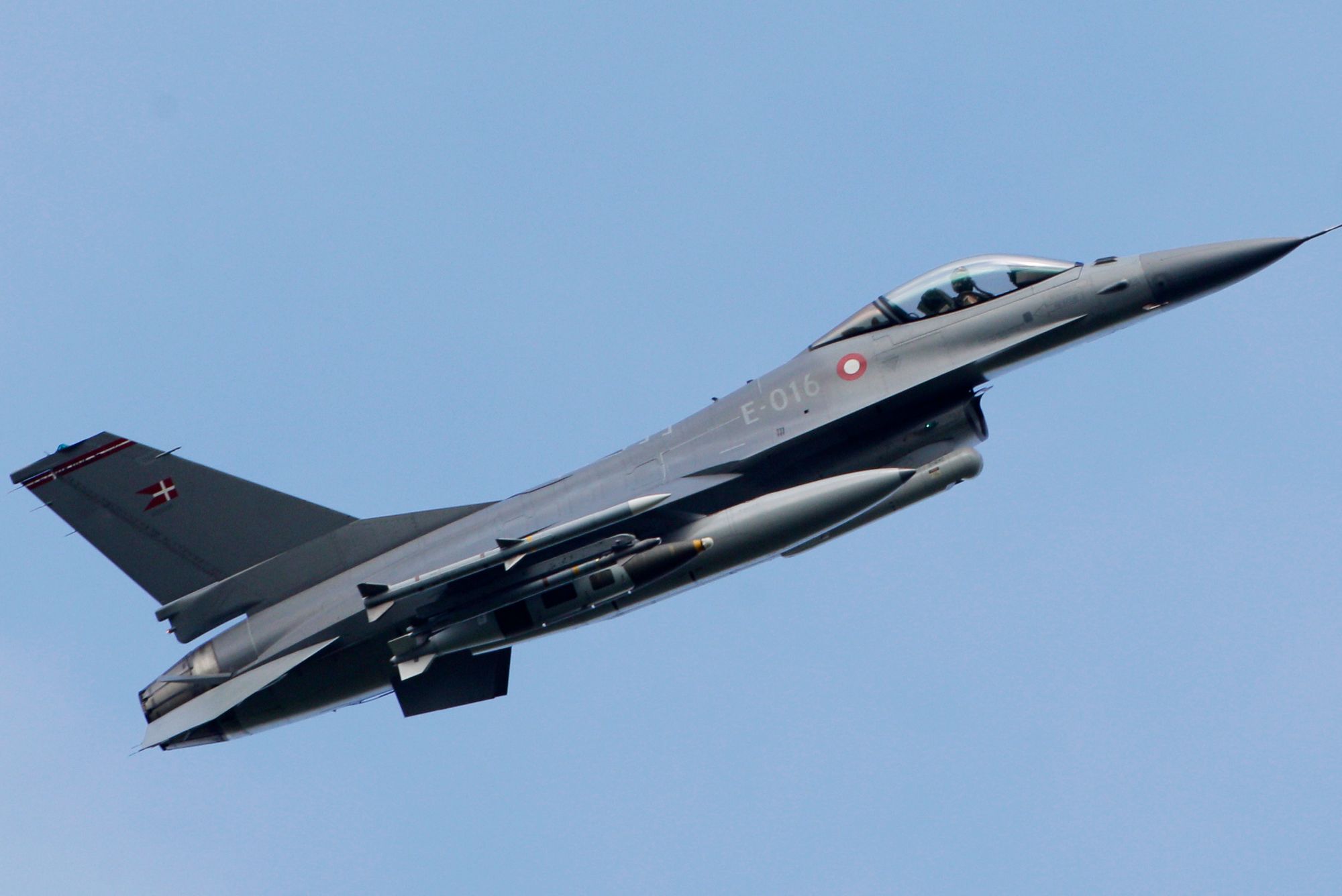 Danske F-16-jagerfly skal patruljere Grønlands vestkyst i sommer.