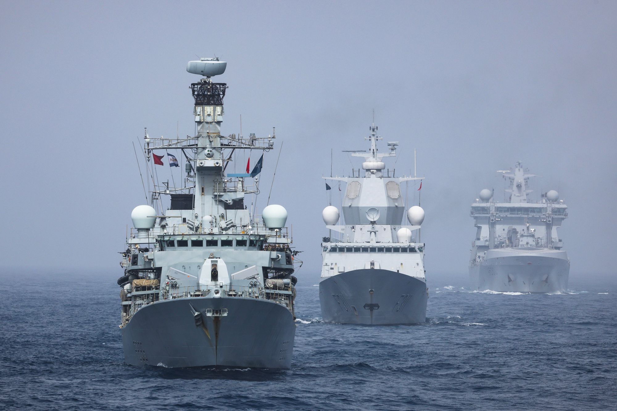 Den britiske fregatten HMS Richmond (t.v.) ble denne våren utstyrt med Naval Strike Missile. Her seiler skipet sammen den norske fregatten KNM Roald Amundsen og det norske logistikkskipet KNM Maud (t.h.) under Operation Highmast, som fortsatt pågår.