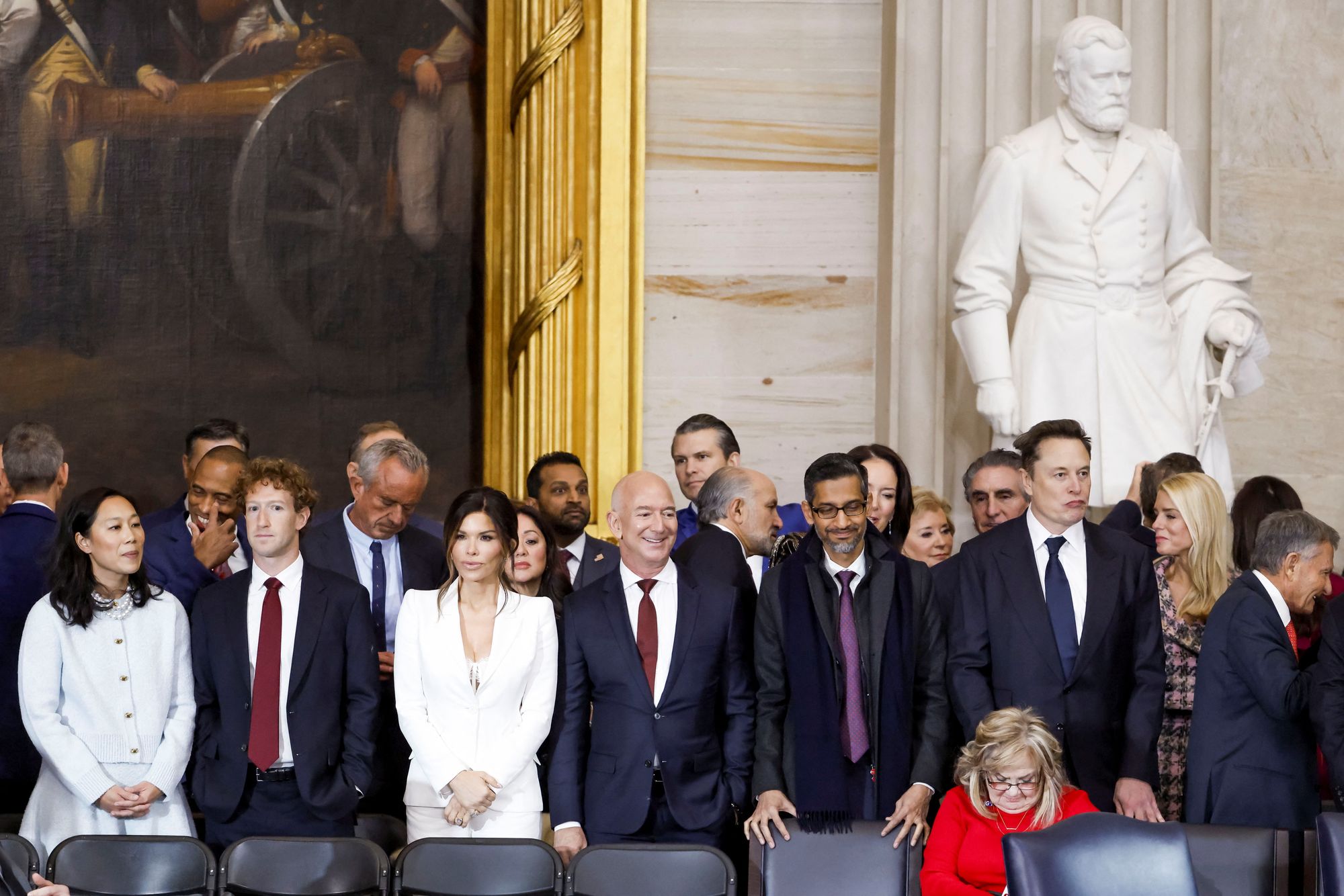 Flere av lederne for tek-gigantene var til stede under innsettelsen av Donald Trump tidligere i år. Fra venstre: Priscilla Chan, Meta-sjef Mark Zuckerberg, Lauren Sanchez, Amazon-sjef Jeff Bezos, Google-sjef Sundar Pichai og Tesla-sjef Elon Musk.