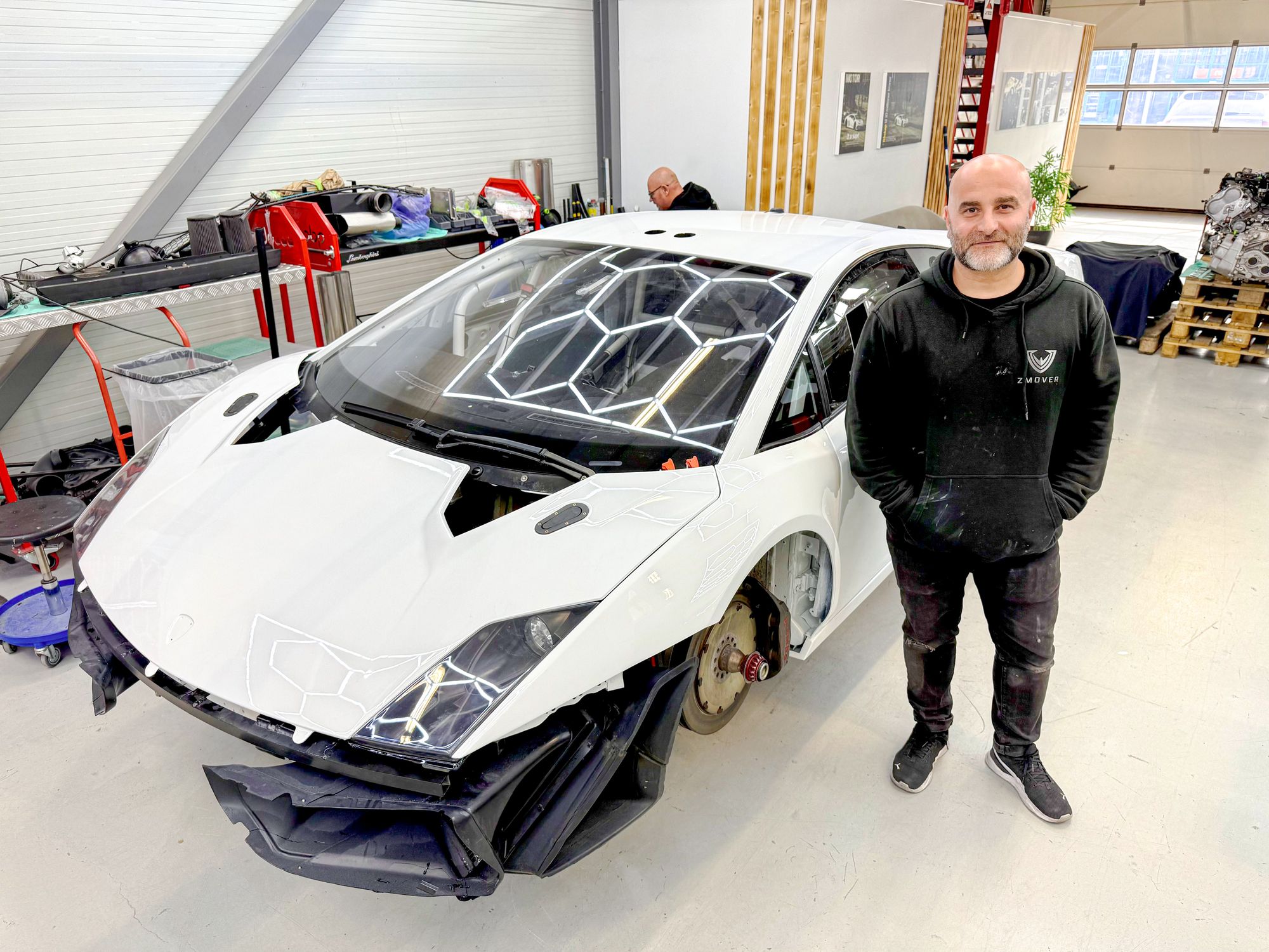 Radni Molhampour i Zyrus Engineering på Nannestad er noe så utradisjonelt som bygger av superbiler – i Norge.
