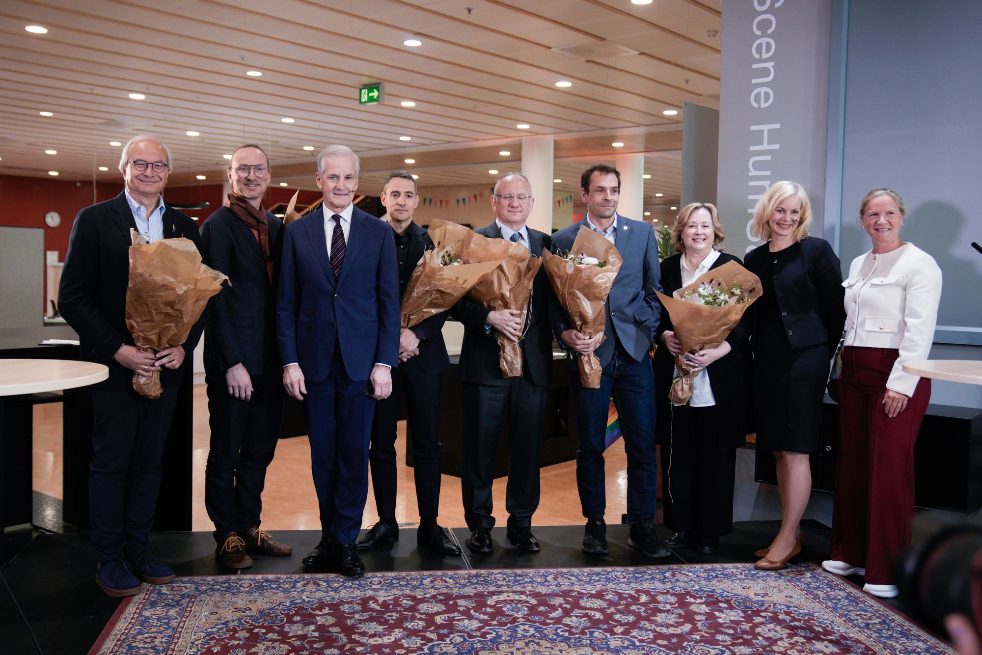 Statsminister Jonas Gahr Støre (Ap) og forsknings- og høyere utdanningsminister Sigrun Aasland (Ap) delte onsdag ut penger til norske KI-sentre. Her med Forskningsrådets direktør Mari Sundli Tveit (lengst til høyre) og lederne fra hvert senter.