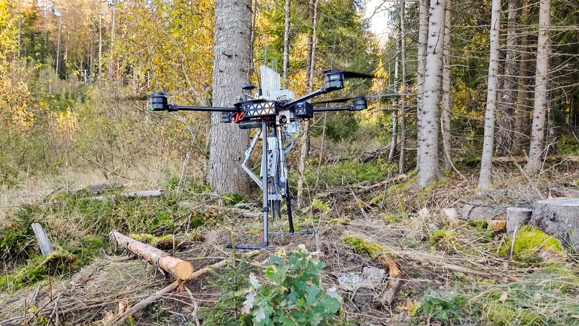 Test av prototyp av dronen på Østlandet i 2024. Det er viktig at konstruksjonen veier under 25 kilo.