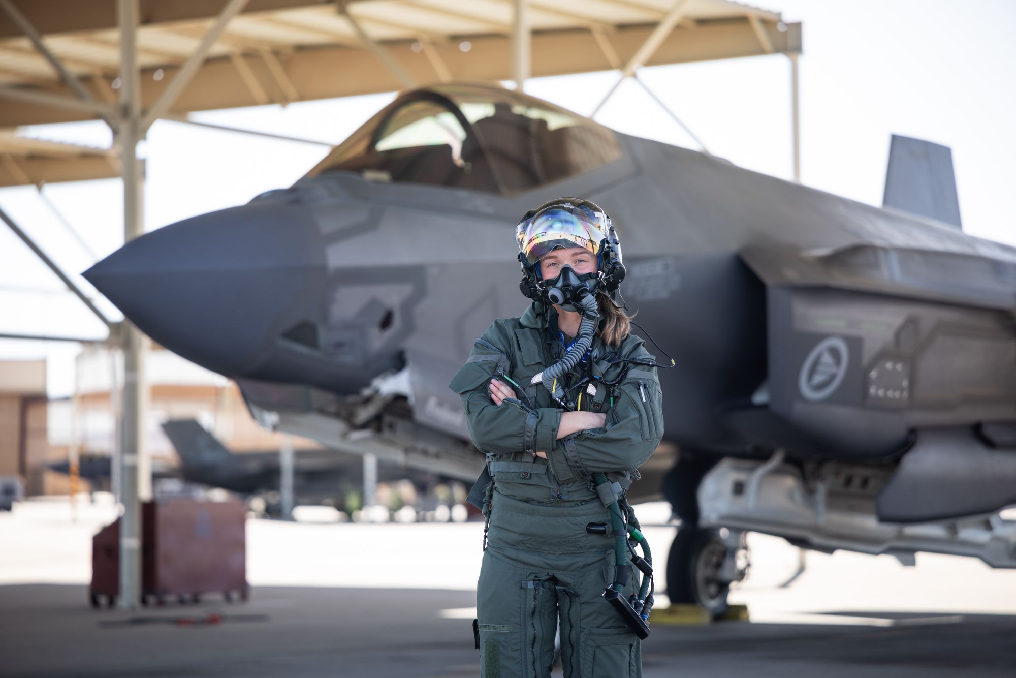 Norges første kvinnelige F-35 kampflyger "Marte" foran F-35 på Luke Air Force Base i Phoenix, Arizona, i mai 2025.