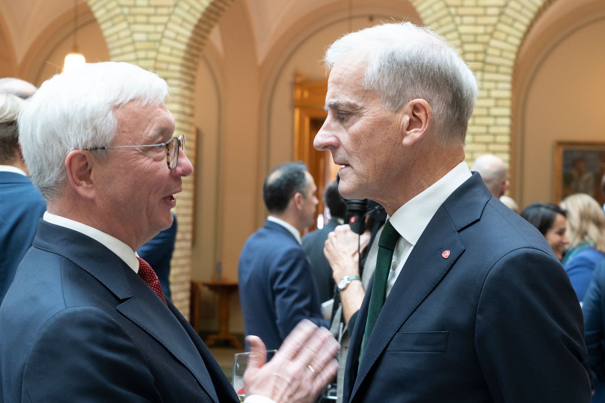 Riksrevisor Karl Eirik Schjøtt-Pedersen mener at gode IT-løsninger må løftes opp til «den samlede regjeringen». Hans tidligere regjeringskollega, statsminister Jonas Gahr Støre, må sette sektorprinsippet til side for å få ting til å skje. 