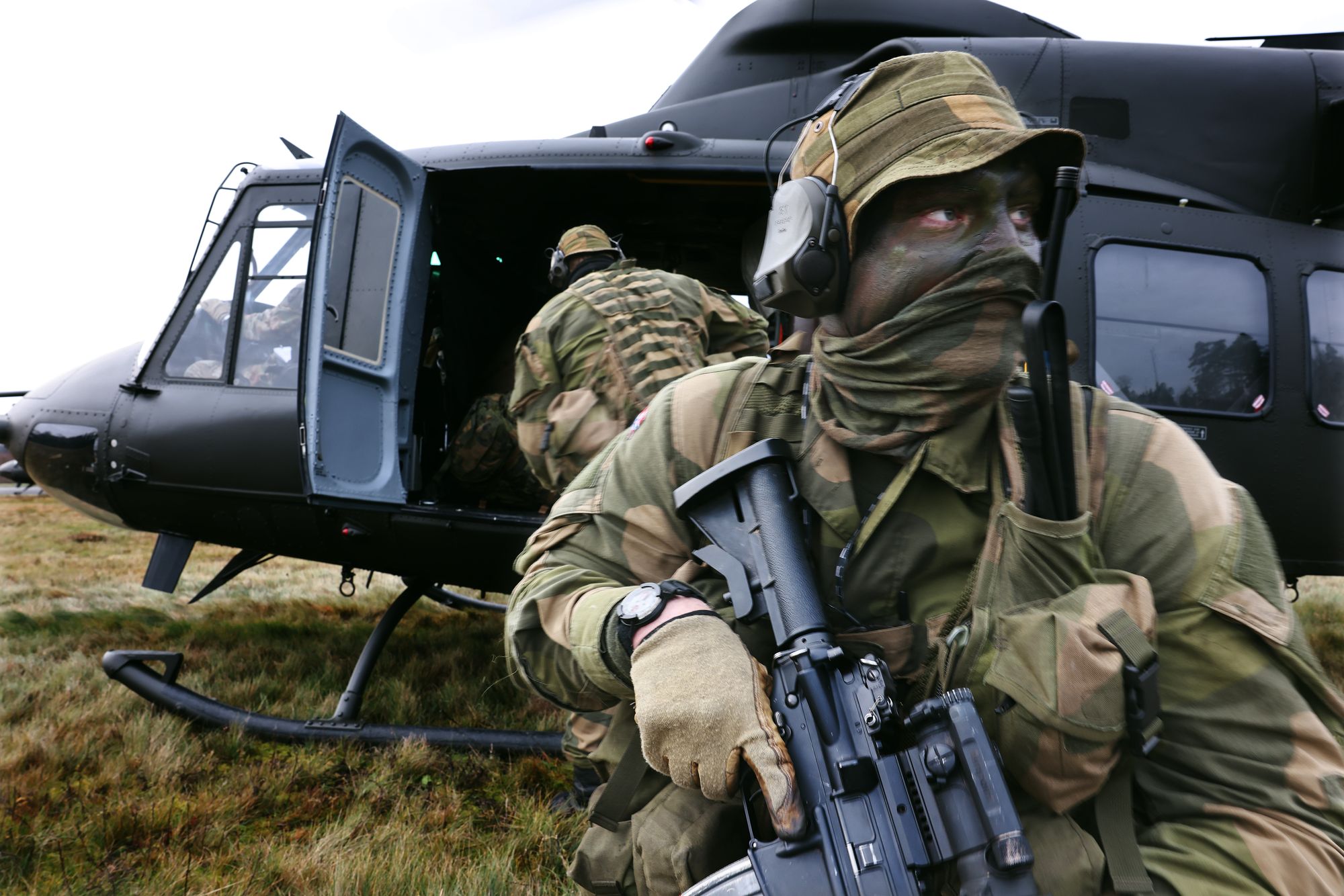 Fallskjermjegere fra Forsvarets spesialkommando (FSK) på øvelse.