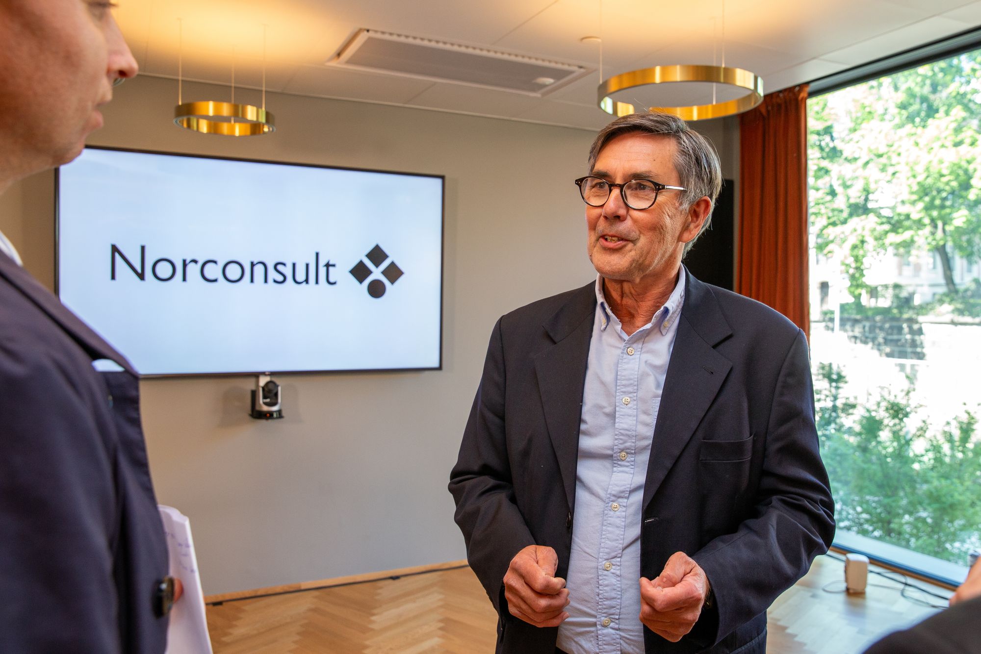 Trond Hagen i Aas-Jakobsen kan se frem til et tosifret antall millioner når Norconsult kjøper rådgiverselskapet han leder. Her under presentasjon av oppkjøpet fredag.