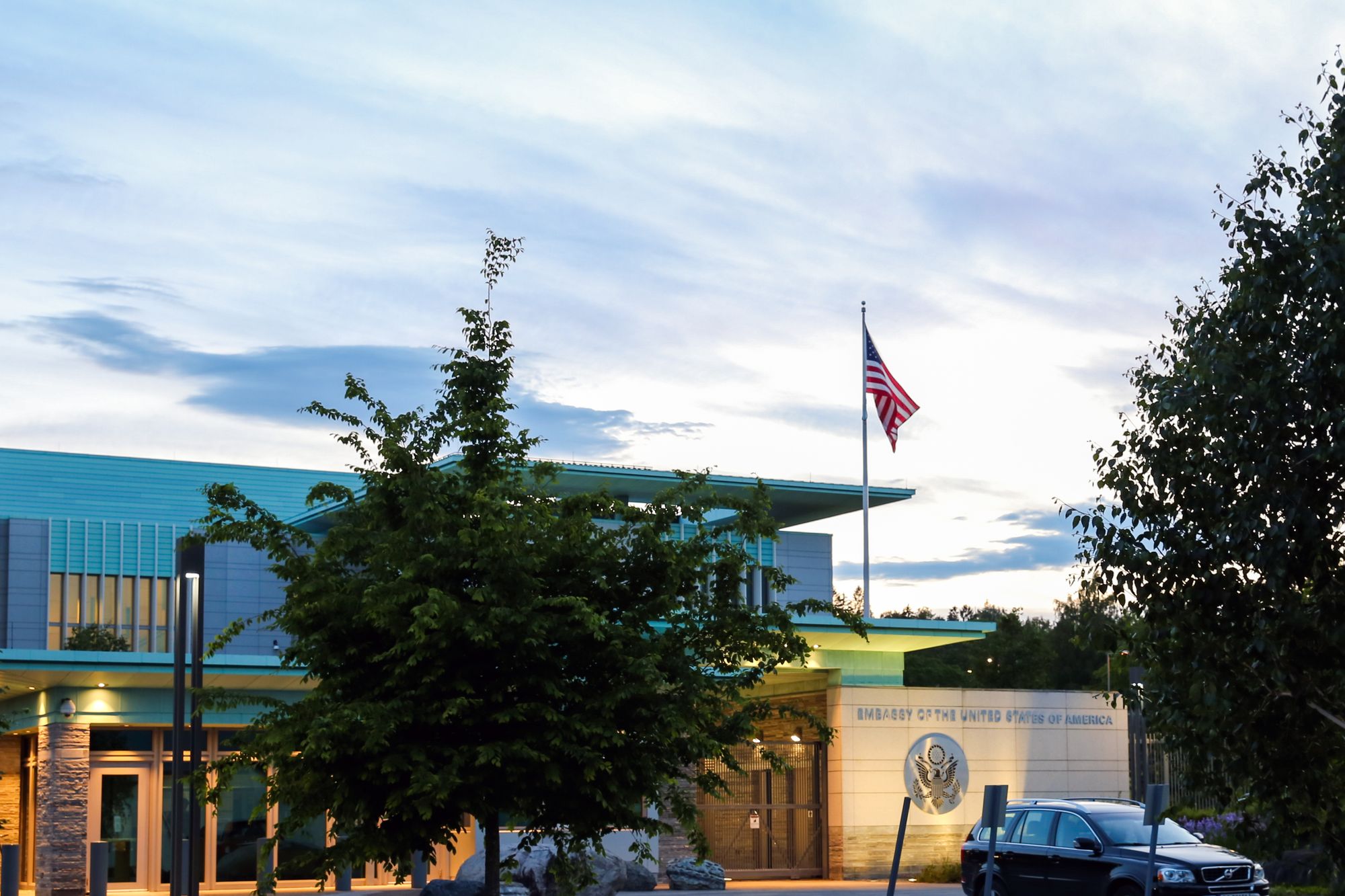 USAs ambassade i Oslo har holdt til her på Huseby i Oslo siden 2017. Digi har spurt ambassaden om konsekvensene av blant annet PCLOB-oppsigelsene og sanksjonene mot ICCs sjefanklager, hendelser som har reist spørsmål om påliteligheten og tryggheten ved bruk av amerikanske skytjenester i Norge og Europa.