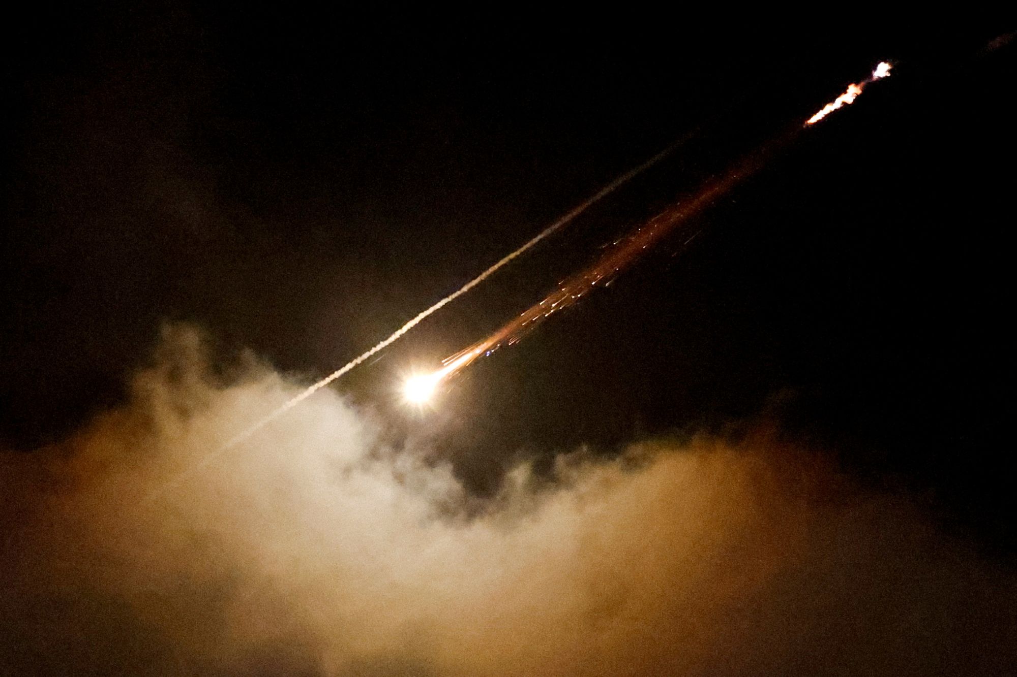 Et missil avfyrt fra Iran mot Israel ses fra Ramallah på den israelsk-okkuperte Vestbredden mandag.