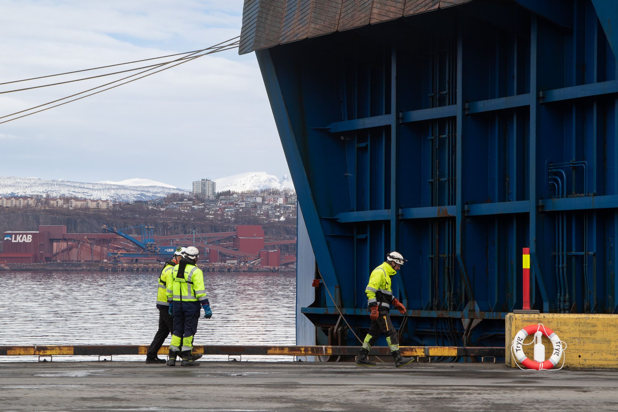 Narvik havn er en viktig militær logistikkhavn. Her sørger Heimevernet for sikring under lossing av amerikansk materiell under øvelse Immediate Response 2024.