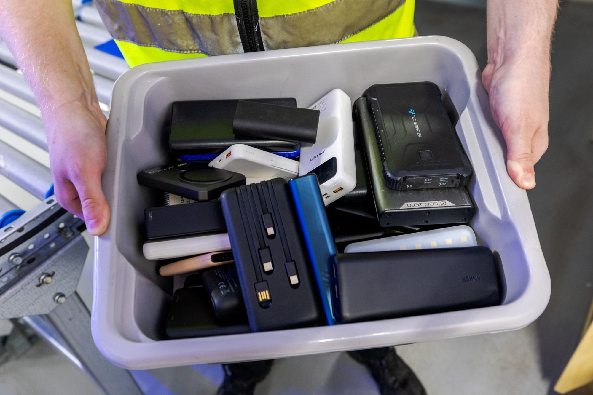 Hendelsen i oktober demonstrerer hvorfor det er forbudt med powerbanken/nødladere i innsjekket bagasje. Selvantenner de, kan det få fatale følger. Bildet viser powerbanker beslaglagt fra innsjekket bagasje i løpet to dager på Oslo lufthavn tidligere i år.