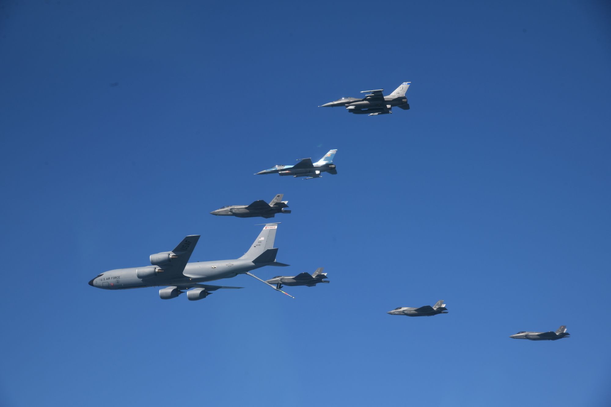 Mange titalls tankfly som dette har blitt flyttet fra USA til Europa i det siste. På bildet får amerikanske F-16 Fighting Falcons-kampfly drivstoff fra et KC-46A Pegasus-tankfly under en øvelse i Japan.