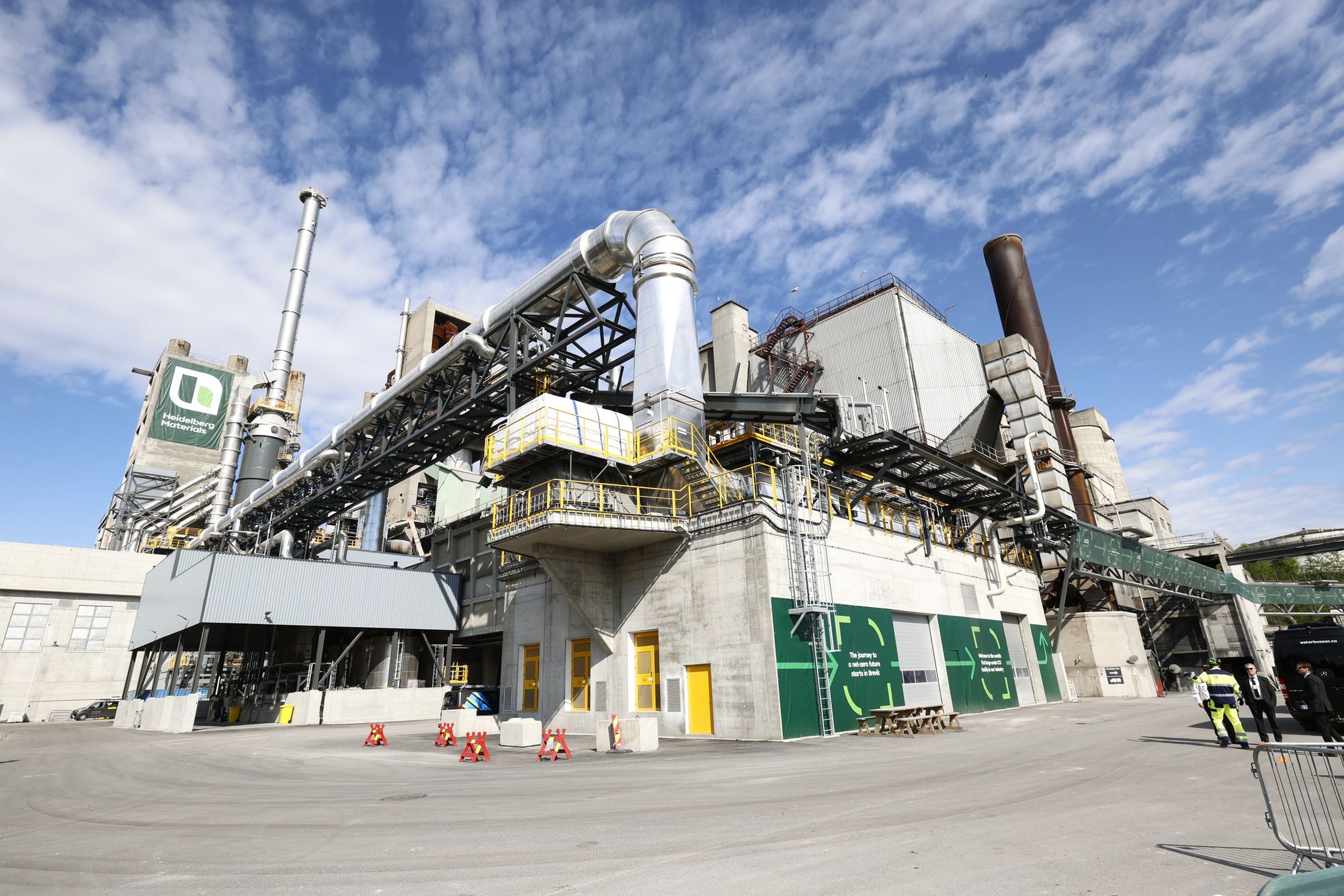 Snoren er klippet for CO2-fangstanlegget til Heidelberg Materials i Brevik. Det første som fanger CO2 fra sement i fullskala.