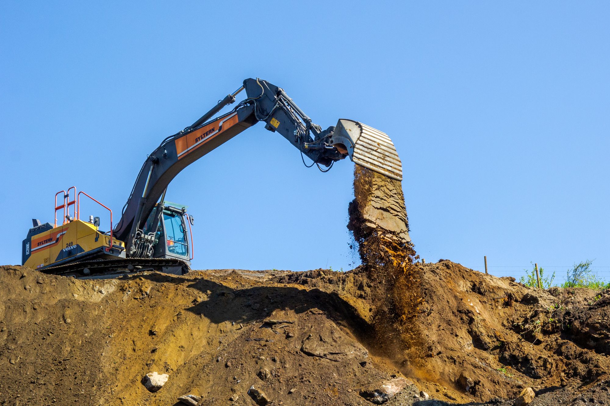 Gravemaskin i arbeid på den nye firefeltsveien som Nye Veier bygger mellom Berkåk og Vindåsliene i Trøndelag.