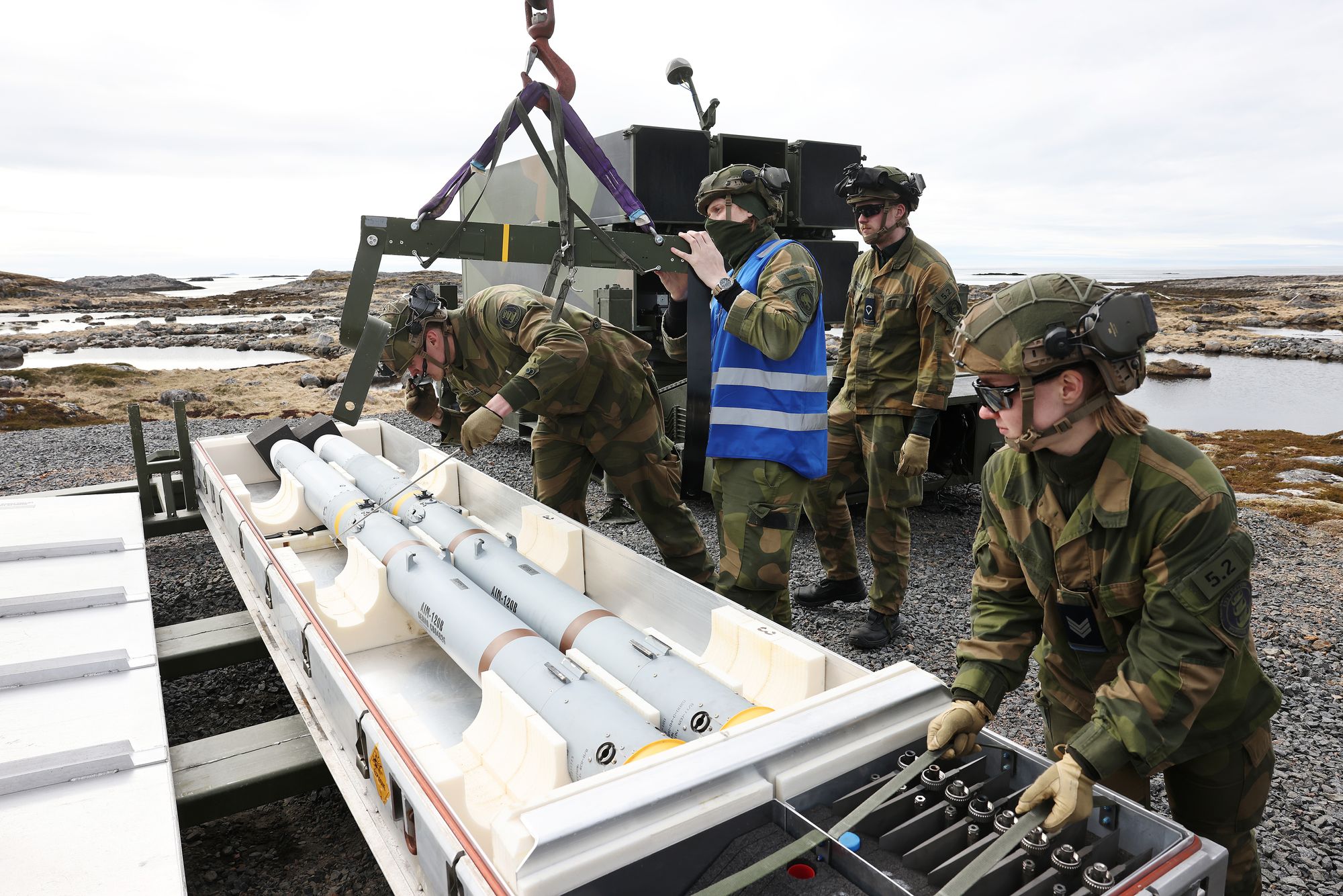 Luftvernsystemet Nasams benytter missiler av typen Amraam fra Raytheon. Nammo leverer rakettmotorer til slike missiler. På bildet er det personell fra Luftvernbataljonen som lader en Nasams utskytningsrampe med skarpe missiler under øvelsen Formidable Shield 2025 tidligere i år.