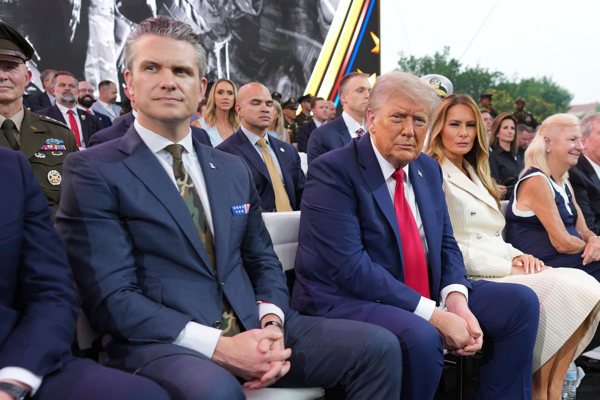 USAs forsvarsminister, Pete Hegseth, og president Donald Trump under militærparaden til ære for Den amerikanske hærens 250 års-jubileum 14. juni 2025.