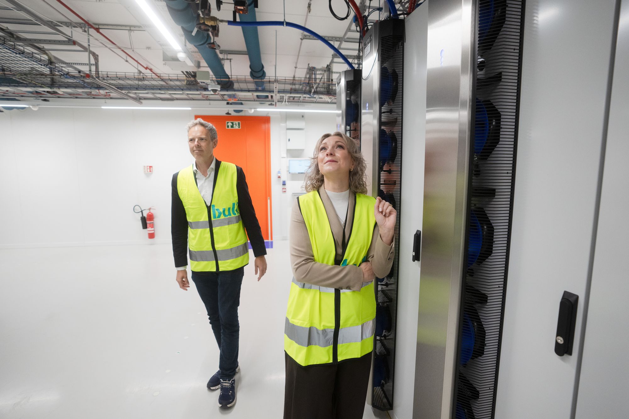 Karianne Tung besøkte Bulk Oslo IX Datasenter i juni. I bakgrunnen er administrerende direktør i Bulk. Jon Gravråk.