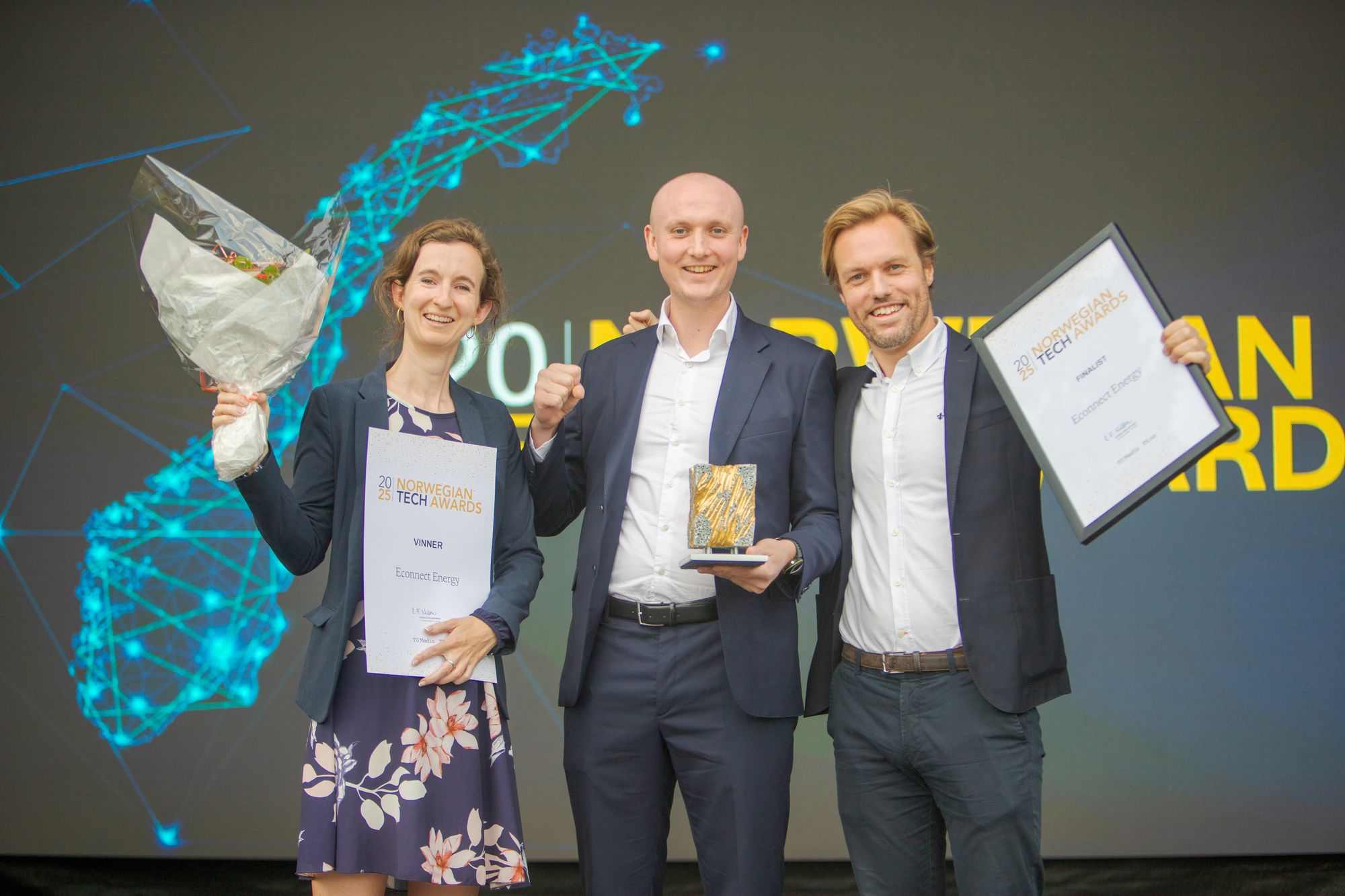 Vinneren av årets Tech Award 2025 Econnect Energy, her representert ved f.v.: Hanne Thu Clausen (HR-sjef), Harald Sæterdal (forretningsutvikler) og Morten A. Christophersen (administrerende direktør).
