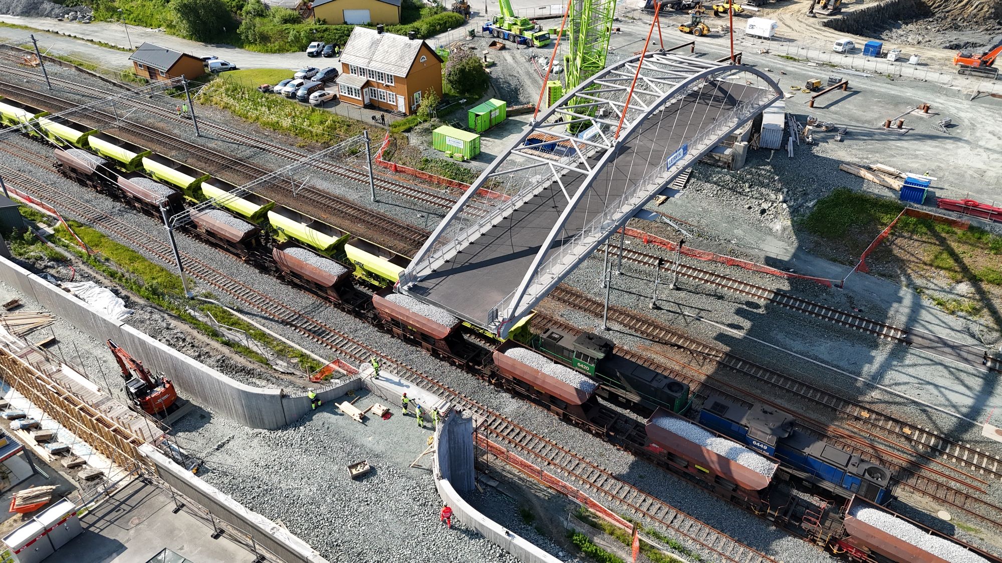 Hangarbrua i aluminium er løftet på plass i Trondheim.