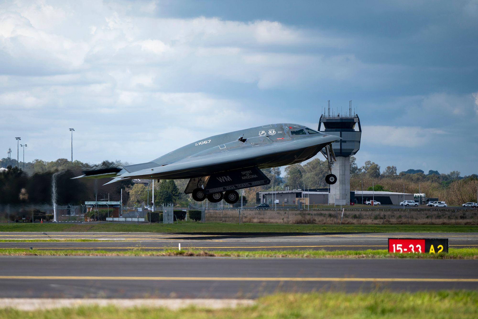 Slik ser et B-2-bombefly ut. Flere amerikanske medier melder at flere B-2-fly har tatt av fra en flybase i Missouri og er på vei over Stillehavet lørdag. Bilder er tatt 11. september i fjor på en australsk flybase.