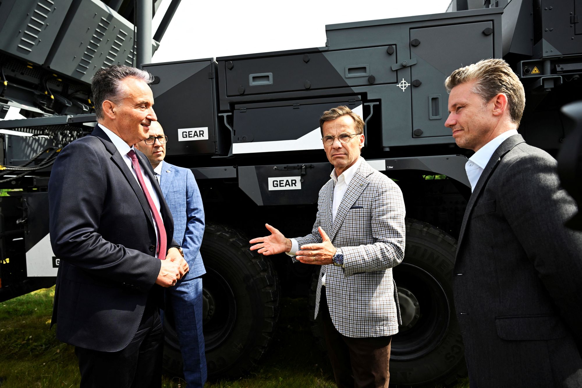 Helmut Rauch, administrerende direktør i Diehl Defence, Sveriges statsminister Ulf Kristersson og forsvarsminister Pål Jonson står foran et IRIS-T SLM-luftvernsystem i Visby mandag.