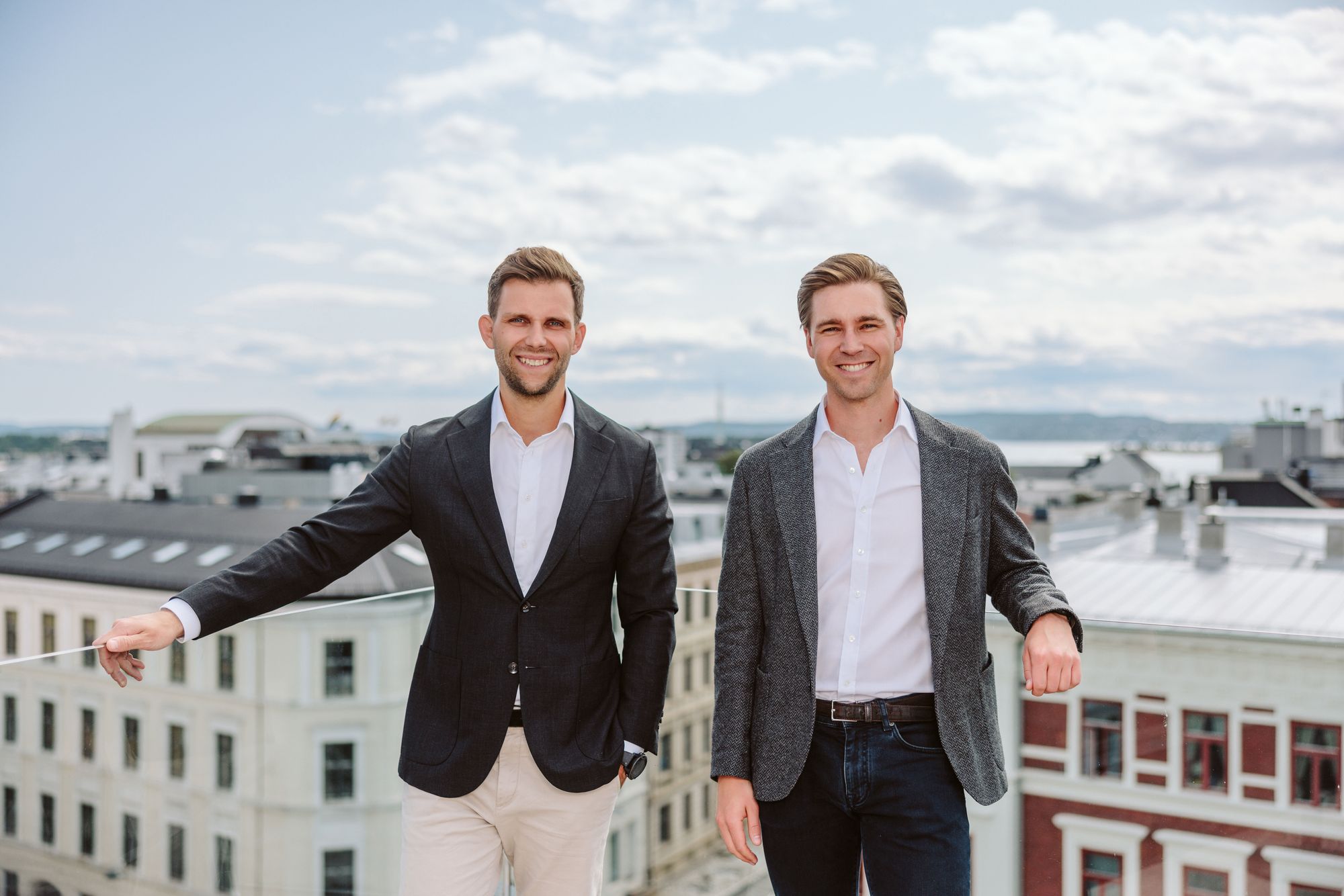 Med utsikt over Vika og indre Oslofjord presenterer konsernsjef (fra v.) Jeppe Taaning og påtroppende norgessjef Andreas Sontum Våreid ambisjonen om å gjøre selskapet til Norges største på Salesforce.