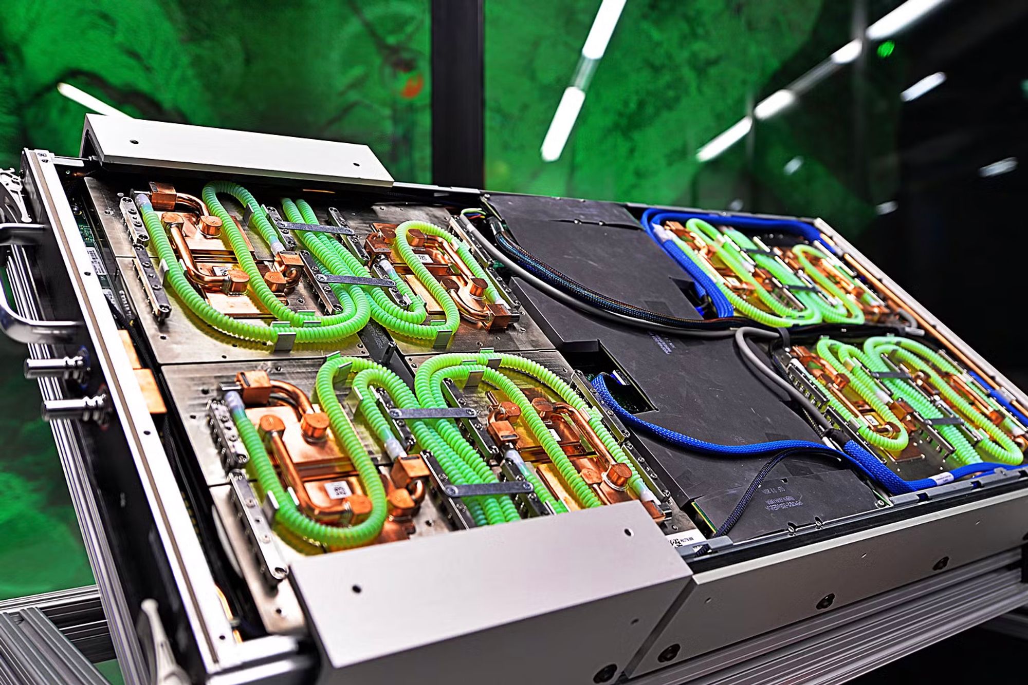 Bladmodul med 8 av 304 Nvidia «Grace Hopper» GPU-er, som til sammen utgjør superdatamaskinen Olivia.