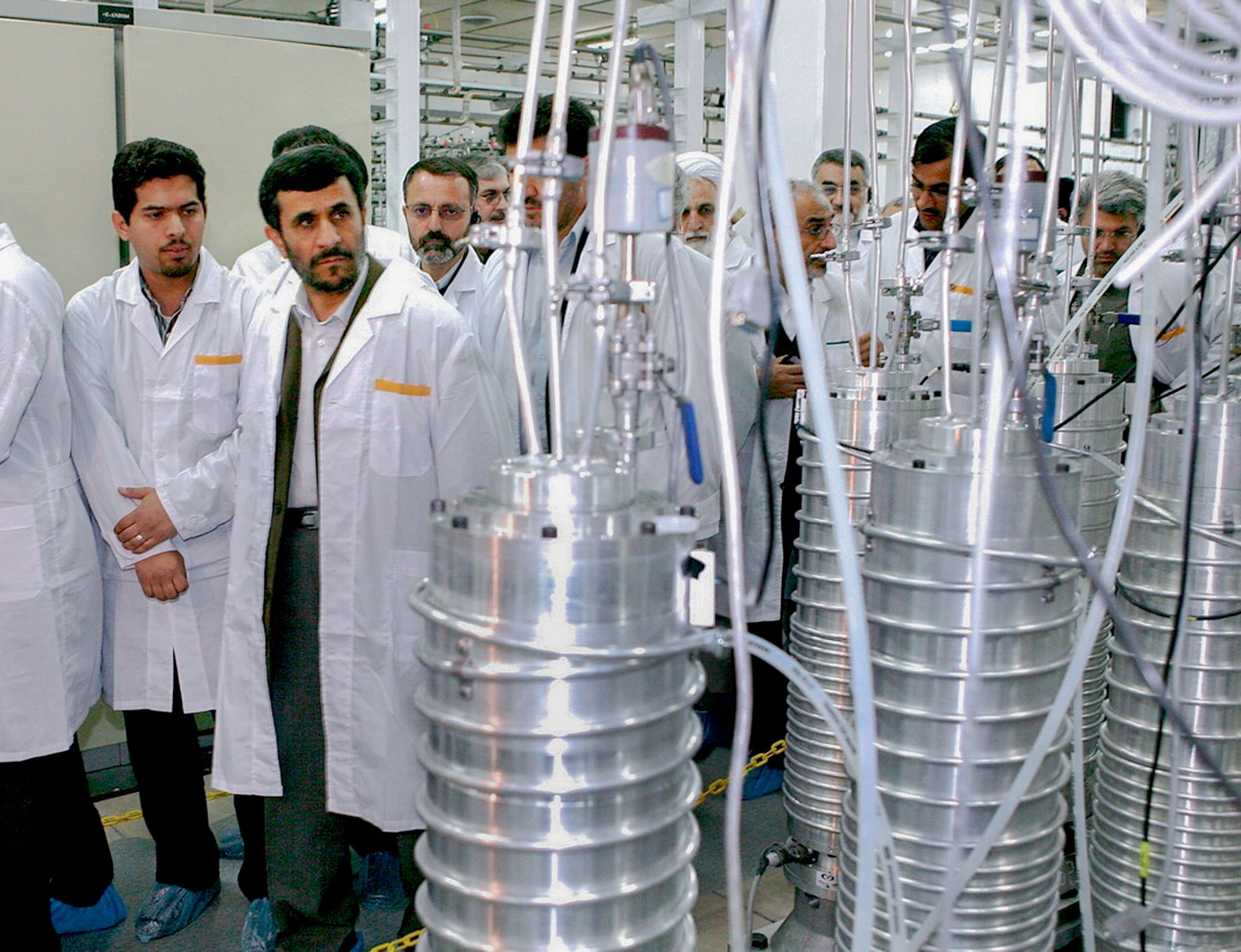 Et iransk mellomdistanse ballistisk missil av typen Sejil testskytes i november 2008. Landet har lang erfaring med å utvikle ballistiske missiler, som potensielt kan levere atomvåpen.
