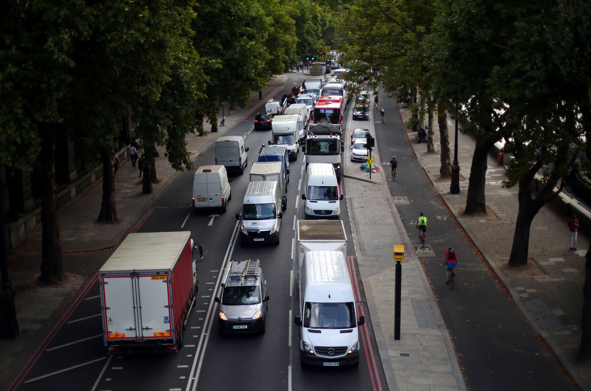 Biler står i kø under morgenrushet i London.
