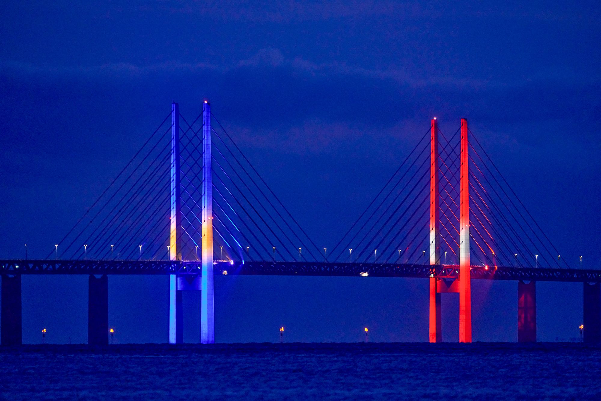 Brubelysningen består av 192 LED-armaturer og er vanligvis hvit. Men brua markerer for eksempel alle offisielle svenske og danske flaggdager. I 2025 er det planlagt over 40 scenarier.