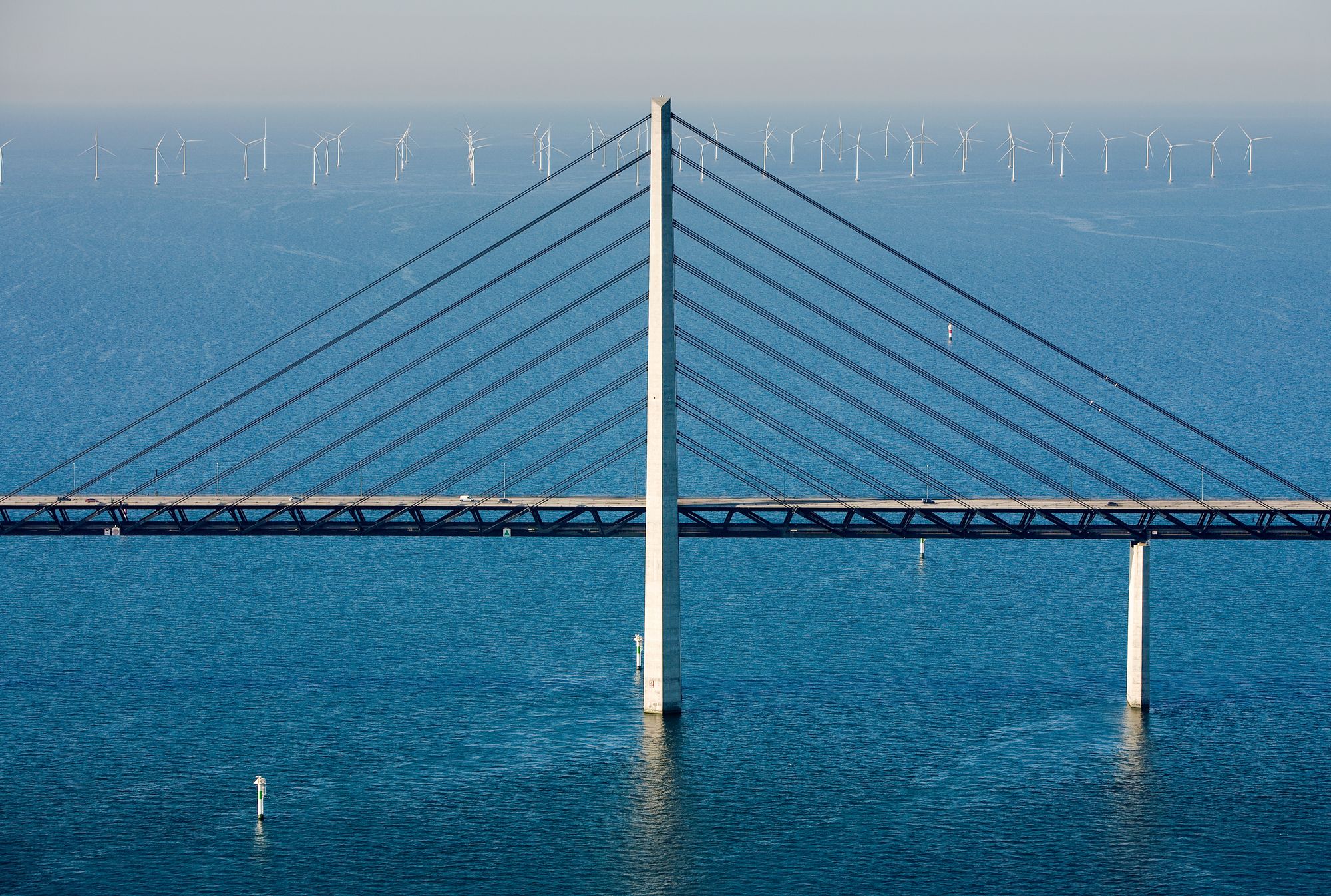 Brubelysningen består av 192 LED-armaturer og er vanligvis hvit. Men brua markerer for eksempel alle offisielle svenske og danske flaggdager. I 2025 er det planlagt over 40 scenarier.