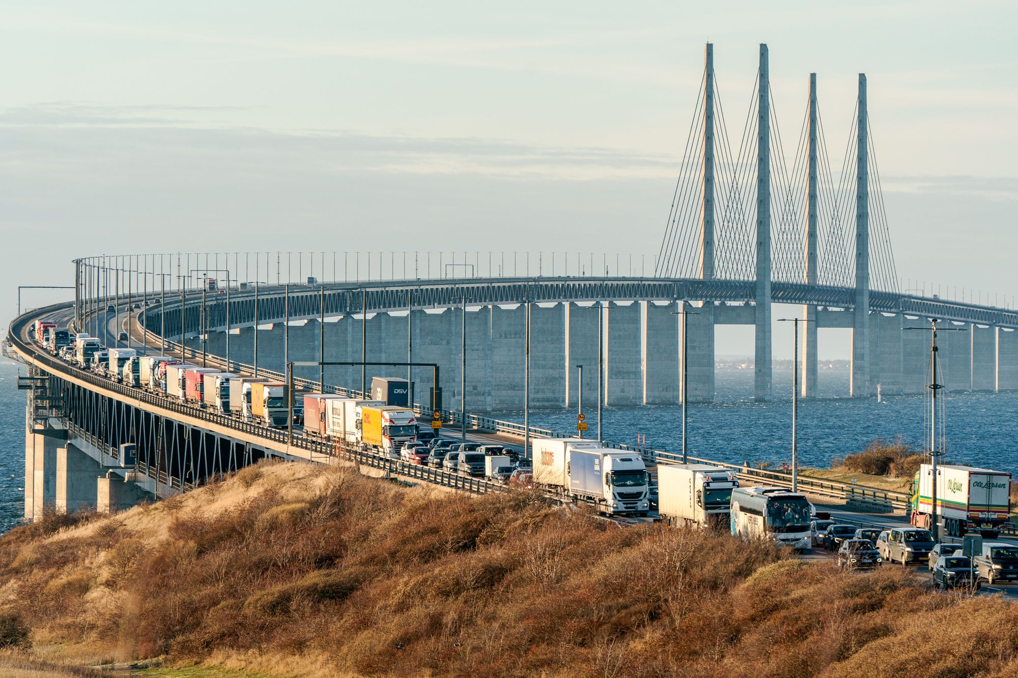 Brubelysningen består av 192 LED-armaturer og er vanligvis hvit. Men brua markerer for eksempel alle offisielle svenske og danske flaggdager. I 2025 er det planlagt over 40 scenarier.