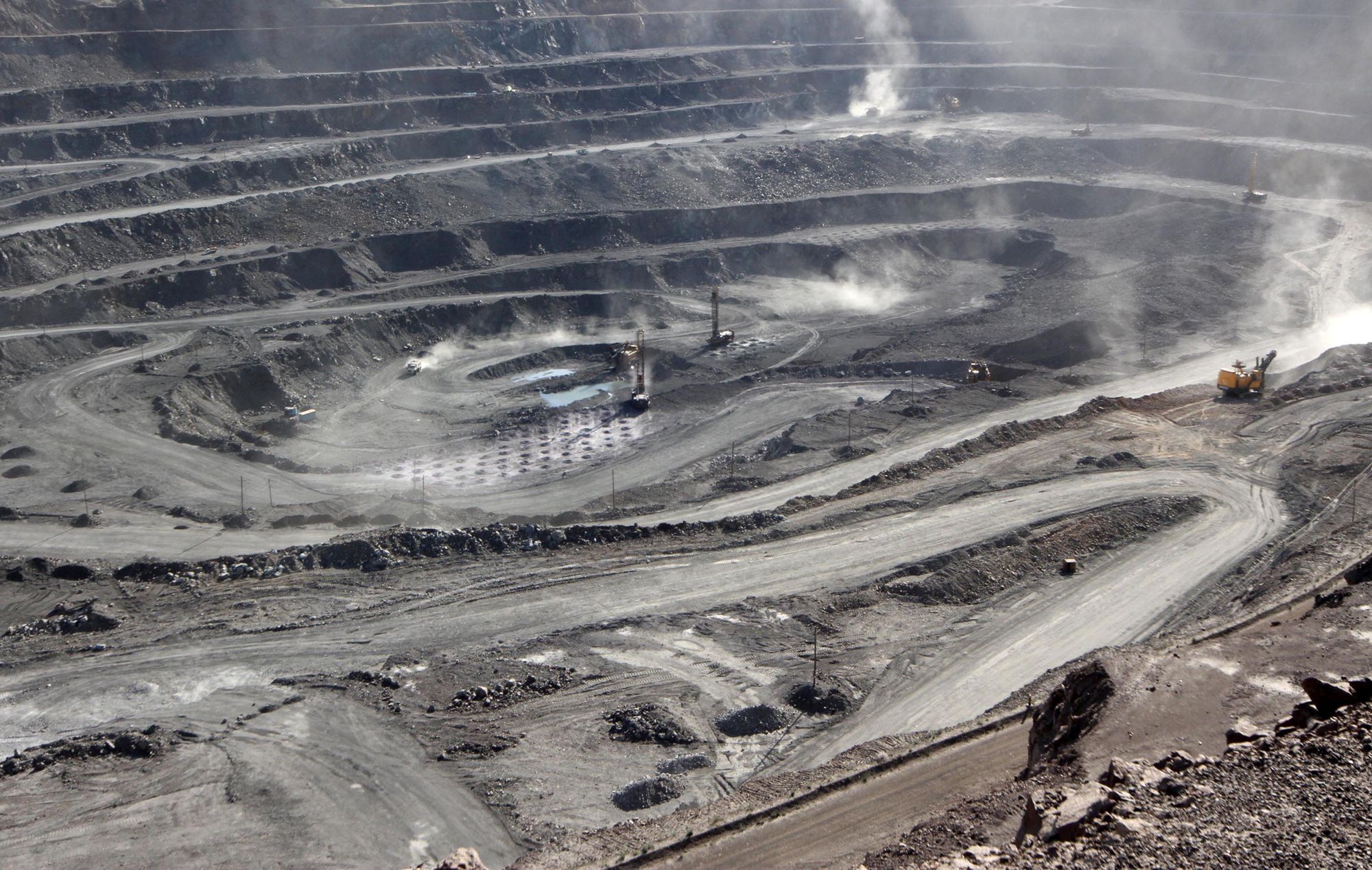 Gruvedrift etter mineraler som brukes i vindturbiner gir store naturødeleggelser som for eksempel i Baotou i Indre Mongolia.